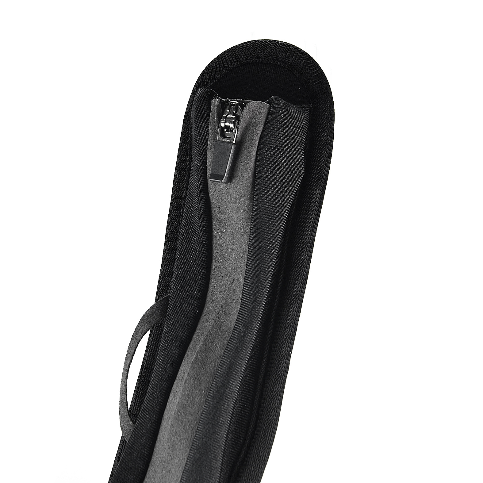 Schwarzes Etui mit Reißverschluss, Nahaufnahme. Reißverschluss ist geöffnet, graues Innenleben. Weißer Hintergrund.