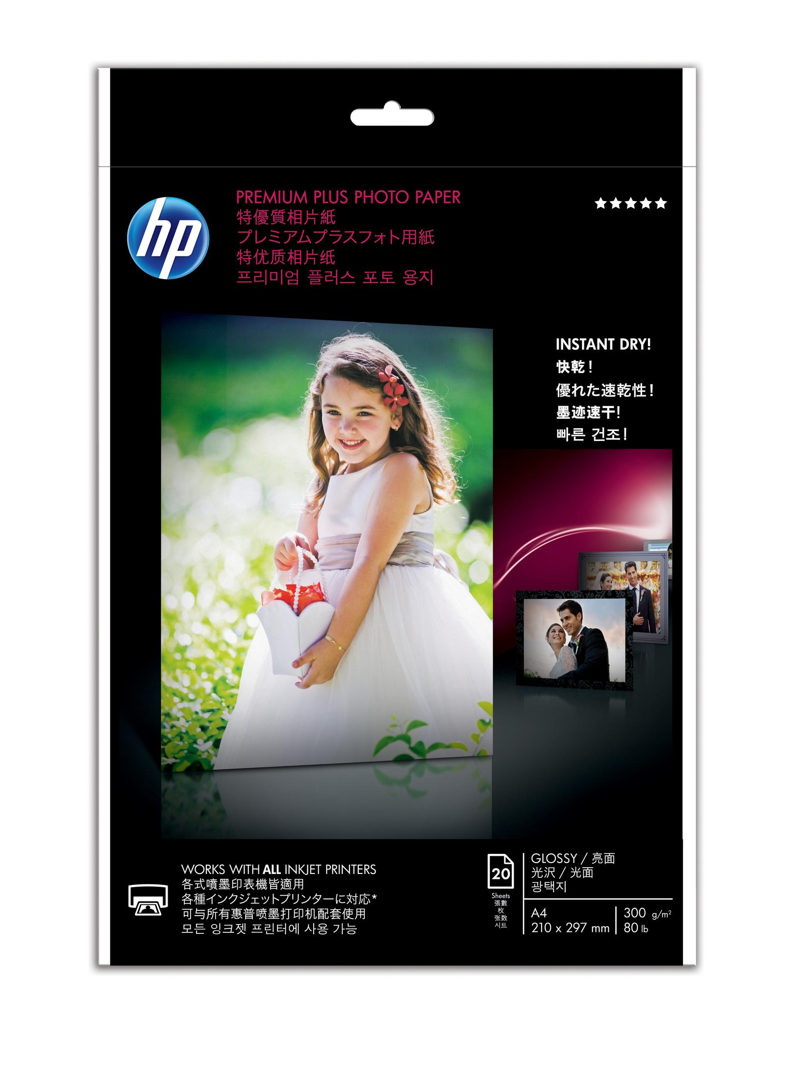 Ein Mädchen in einem weißen Kleid hält einen herzförmigen Korb. Der Hintergrund ist verschwommen grün. HP Fotopapier wird beworben.