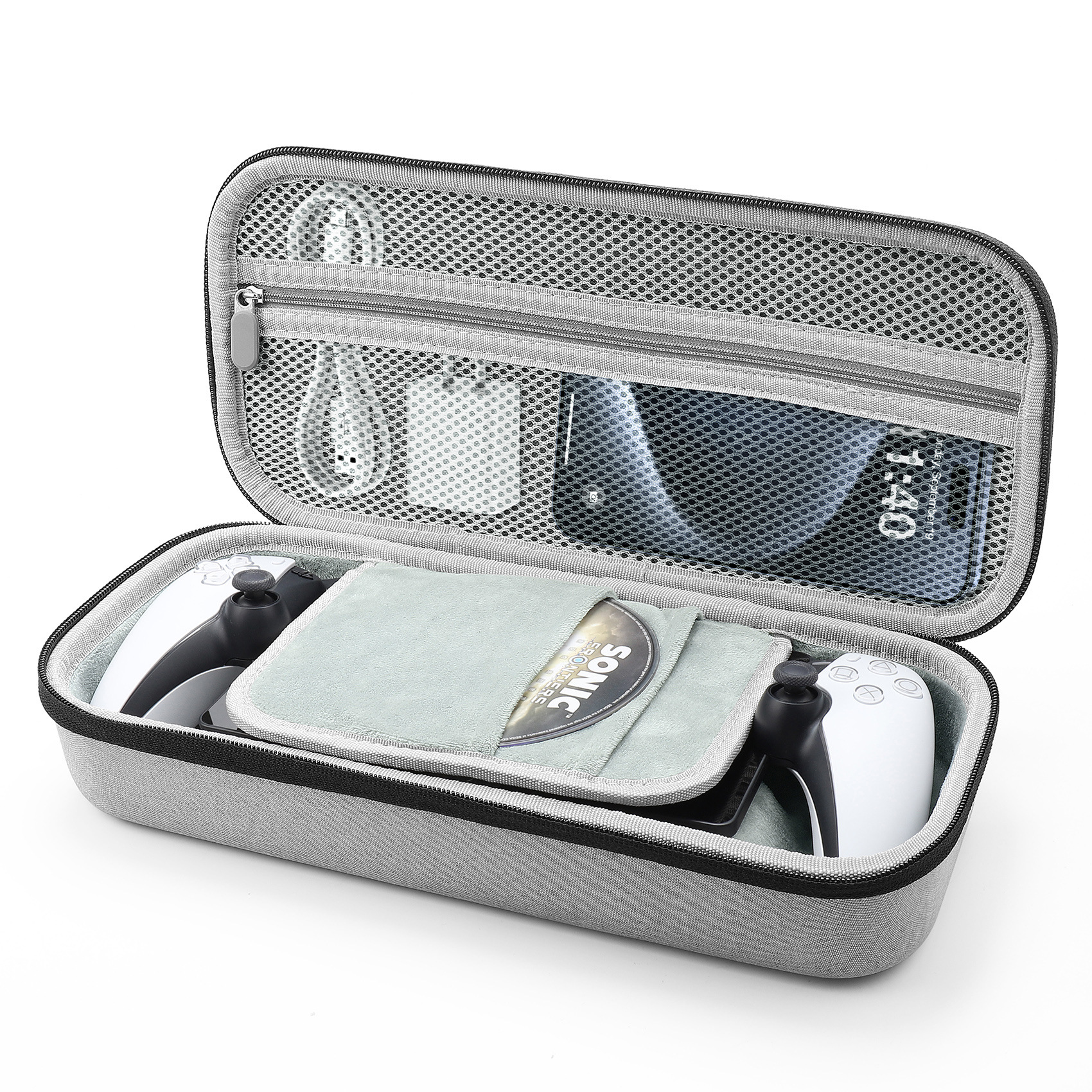 Otwarty szary futerał, z telefonem, kontrolerami gier i dyskiem z grą w środku.