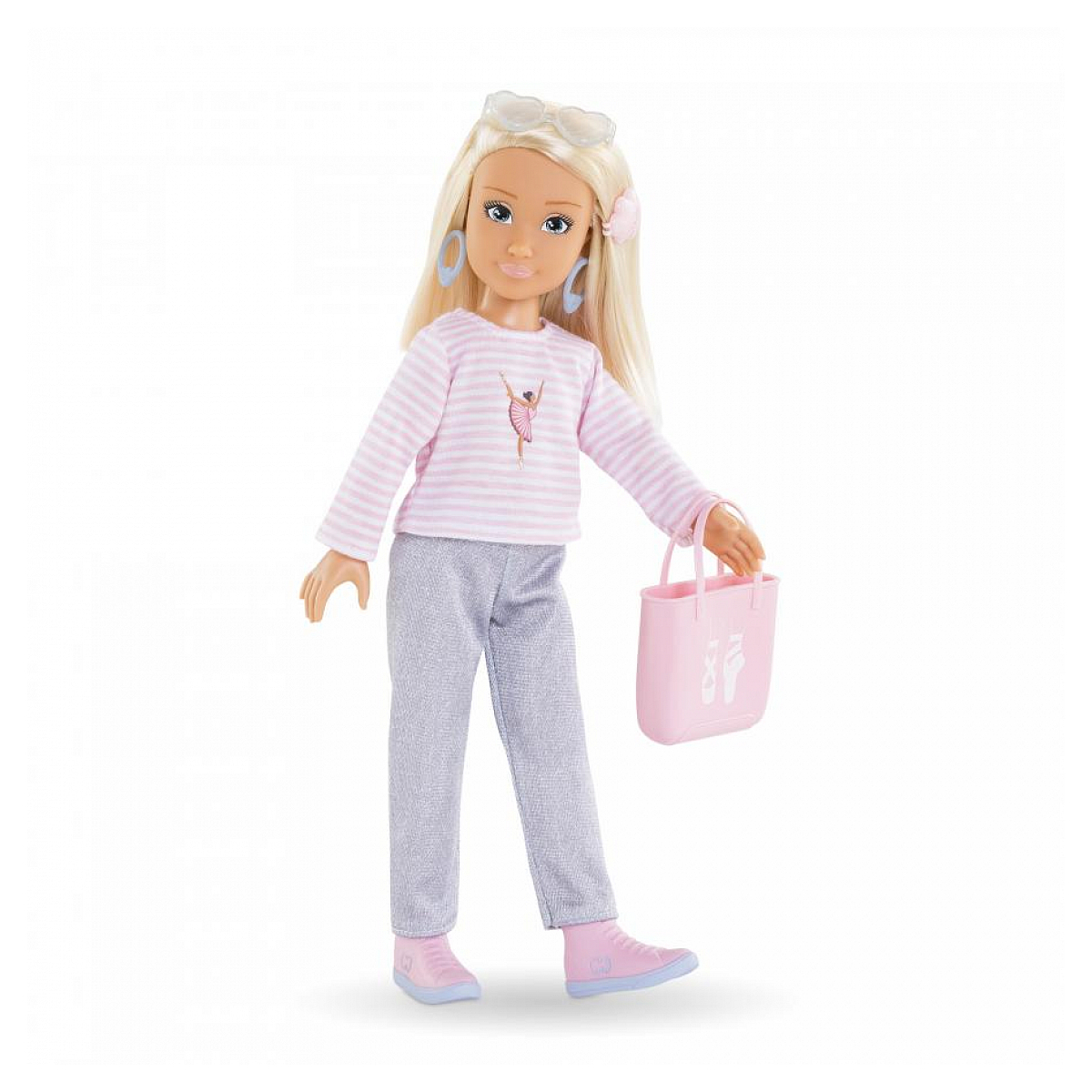 Puppe mit blonden Haaren, rosa Oberteil und grauer Hose, hält eine rosa Tasche auf Weiß.