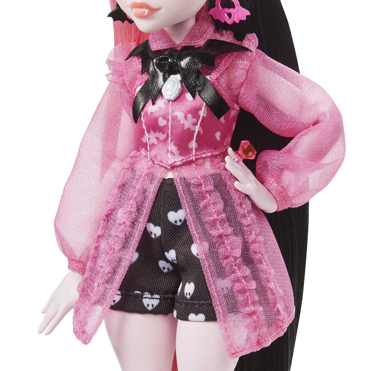 Eine Puppe mit rosa Outfit und schwarzen Haaren, Detailaufnahme.