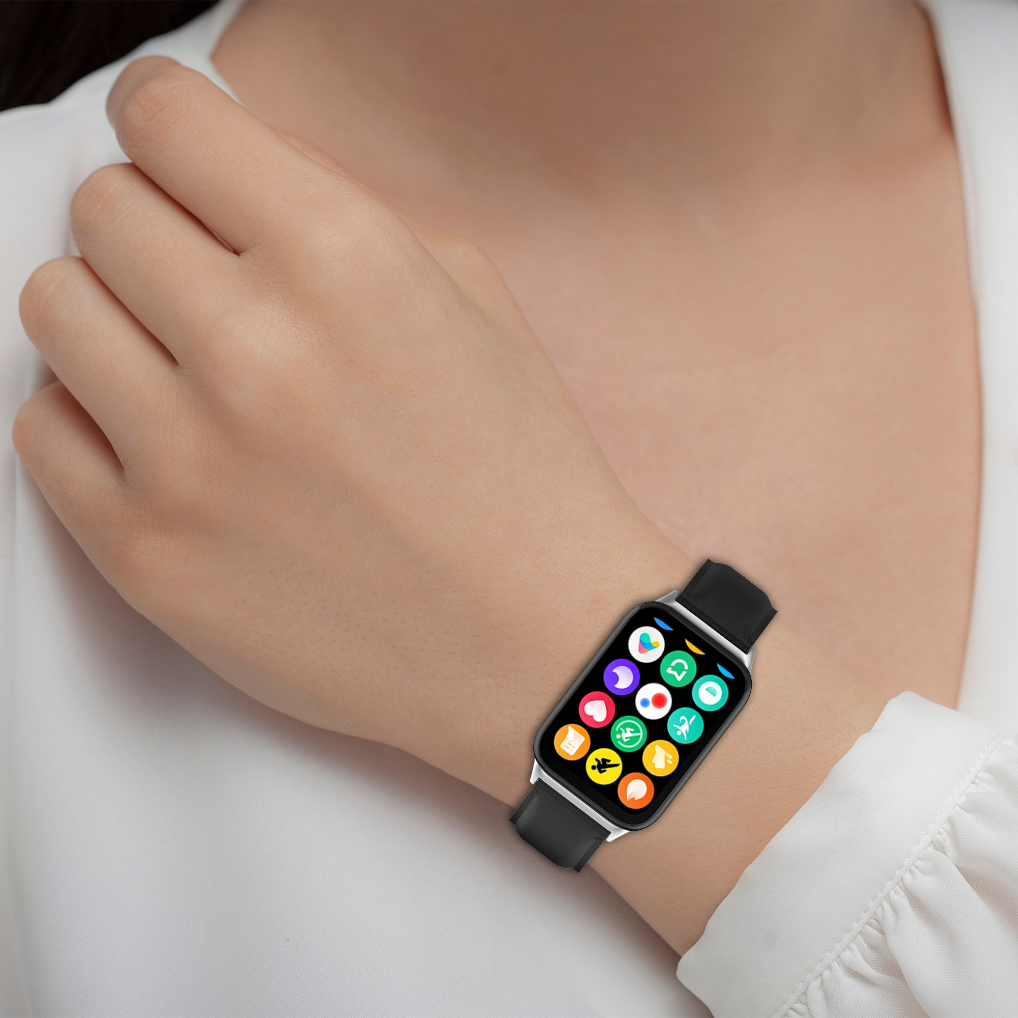 Nadgarstek osoby z inteligentnym zegarkiem wyświetlającym ikony aplikacji.