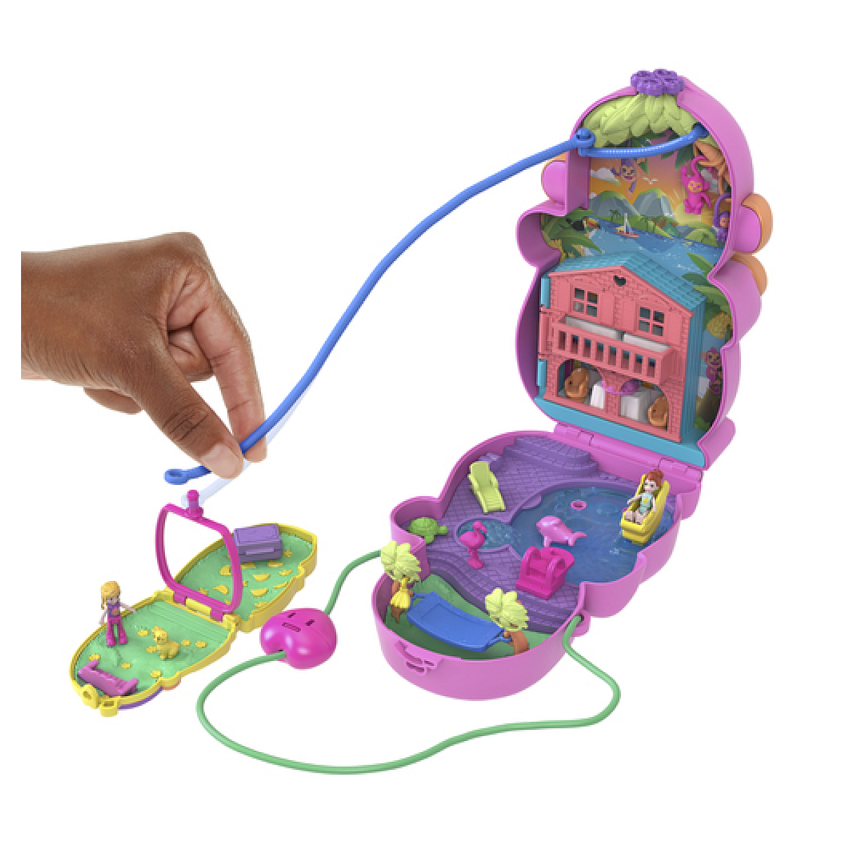 Ein geöffnetes Polly Pocket-Spielset. Eine Hand greift nach der angebrachten Schnur.