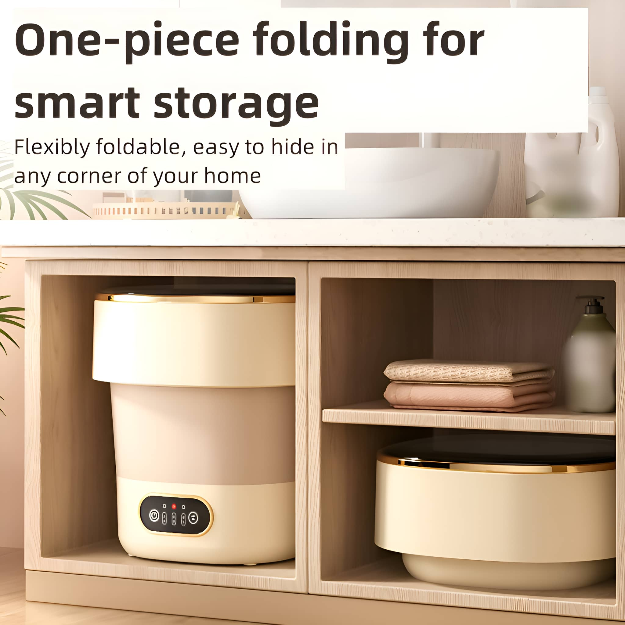 Faltbarer Wäschebehälter. Beige und Gold. Schrank mit Gegenständen auf dem Regal.