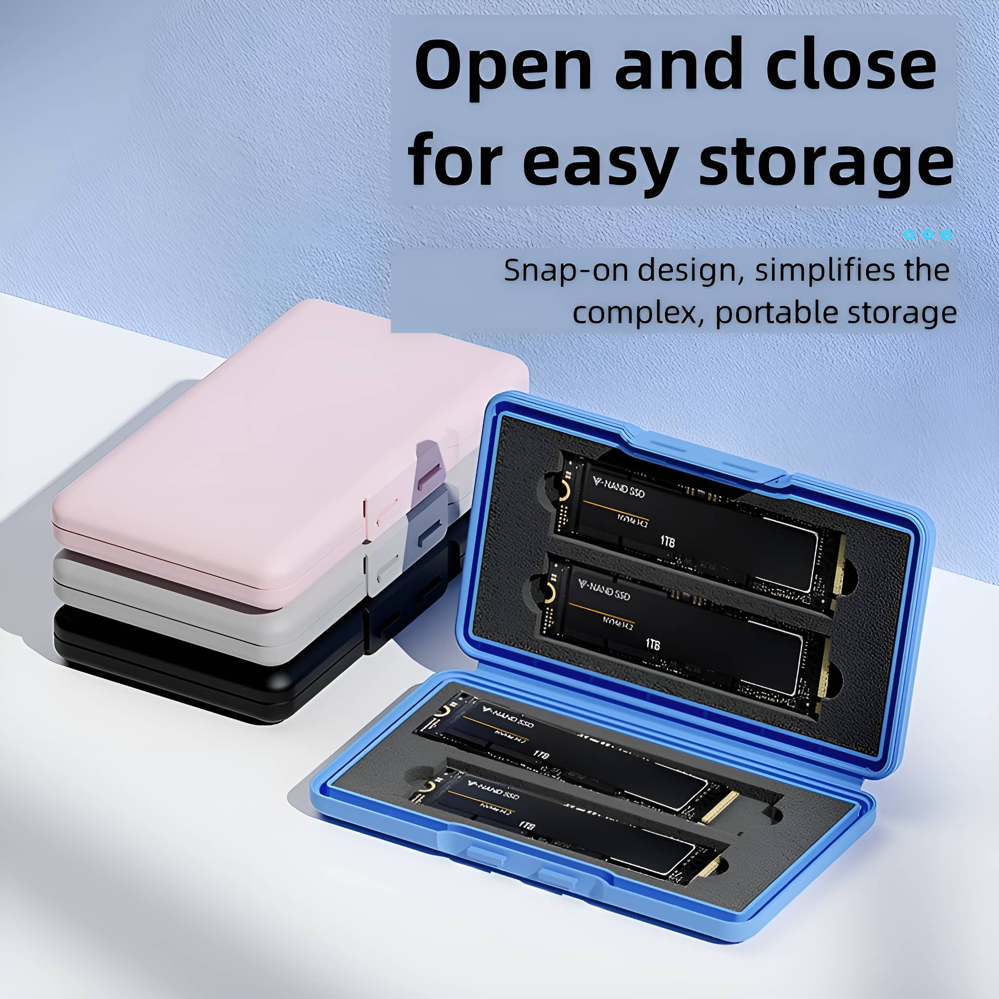 Rosa, graue und schwarze Hüllen mit jeweils zwei SSDs. Blaue Hülle offen, zeigt die beiden SSDs.