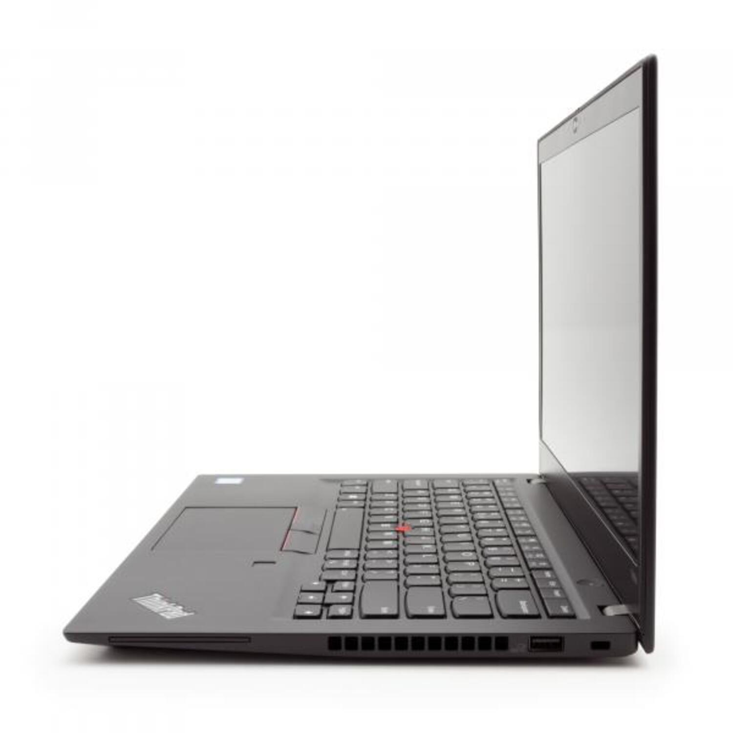 Ein schwarzer Laptop, geöffnet, von der Seite vor weißem Hintergrund betrachtet.