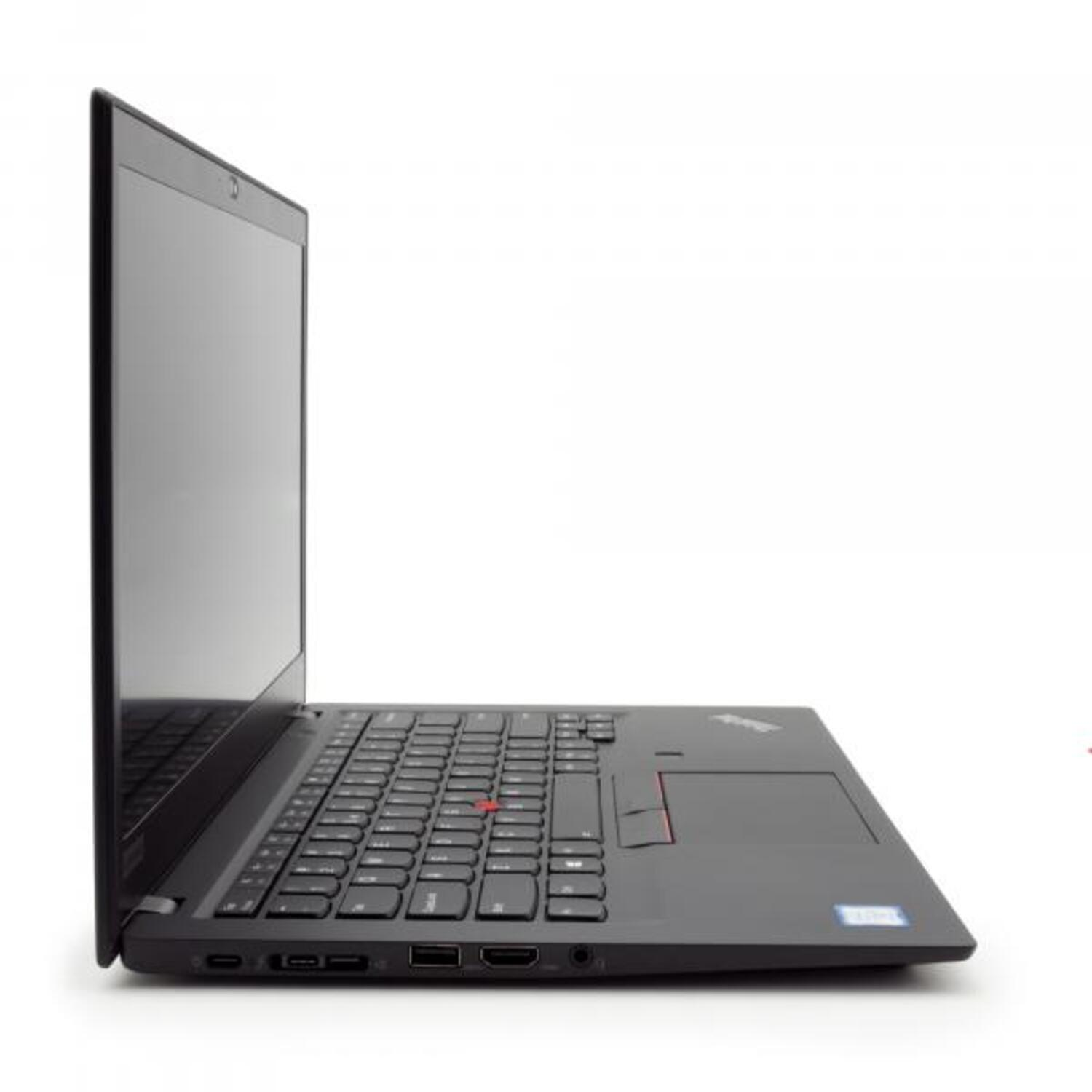 Ein schwarzer Laptop, geöffnet, Seitenansicht, mit rotem Trackpoint auf der Tastatur, weißer Hintergrund.