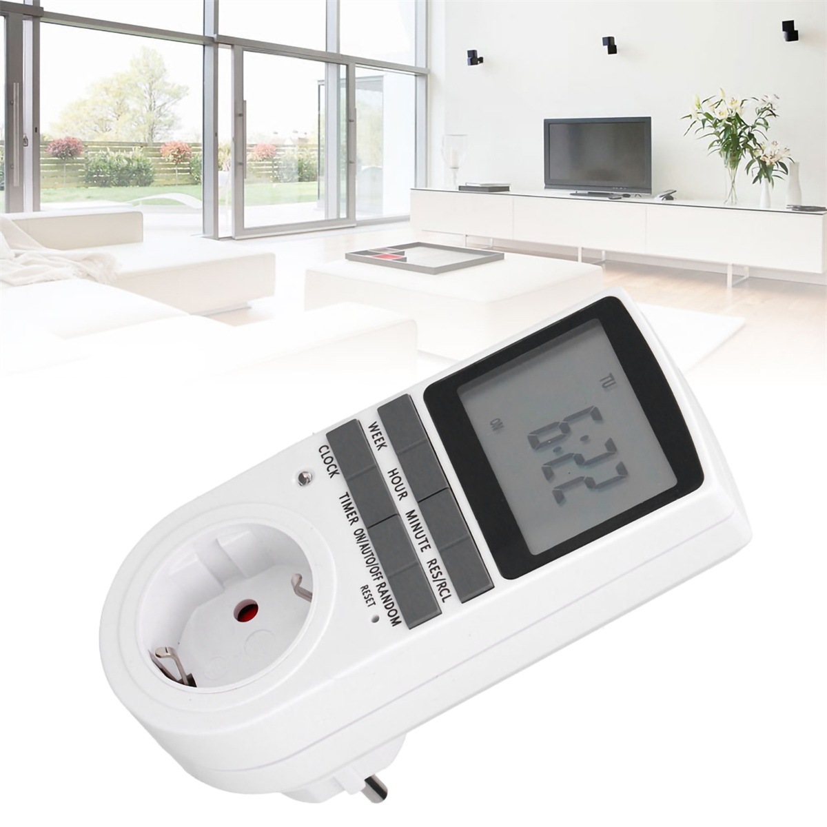 Weißer Digitaltimer mit Stecker, zeigt 6:22 an und hat Bedienelemente. Hintergrund ist ein modernes Wohnzimmer.