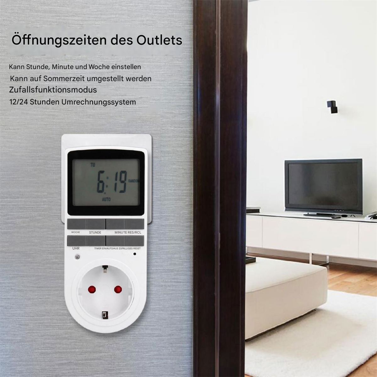 Ein weißer Steckdosentimer zeigt 6:19 auf einem digitalen Bildschirm an. Er ist an einer grauen Wand befestigt, mit einem Blick in einen Raum.