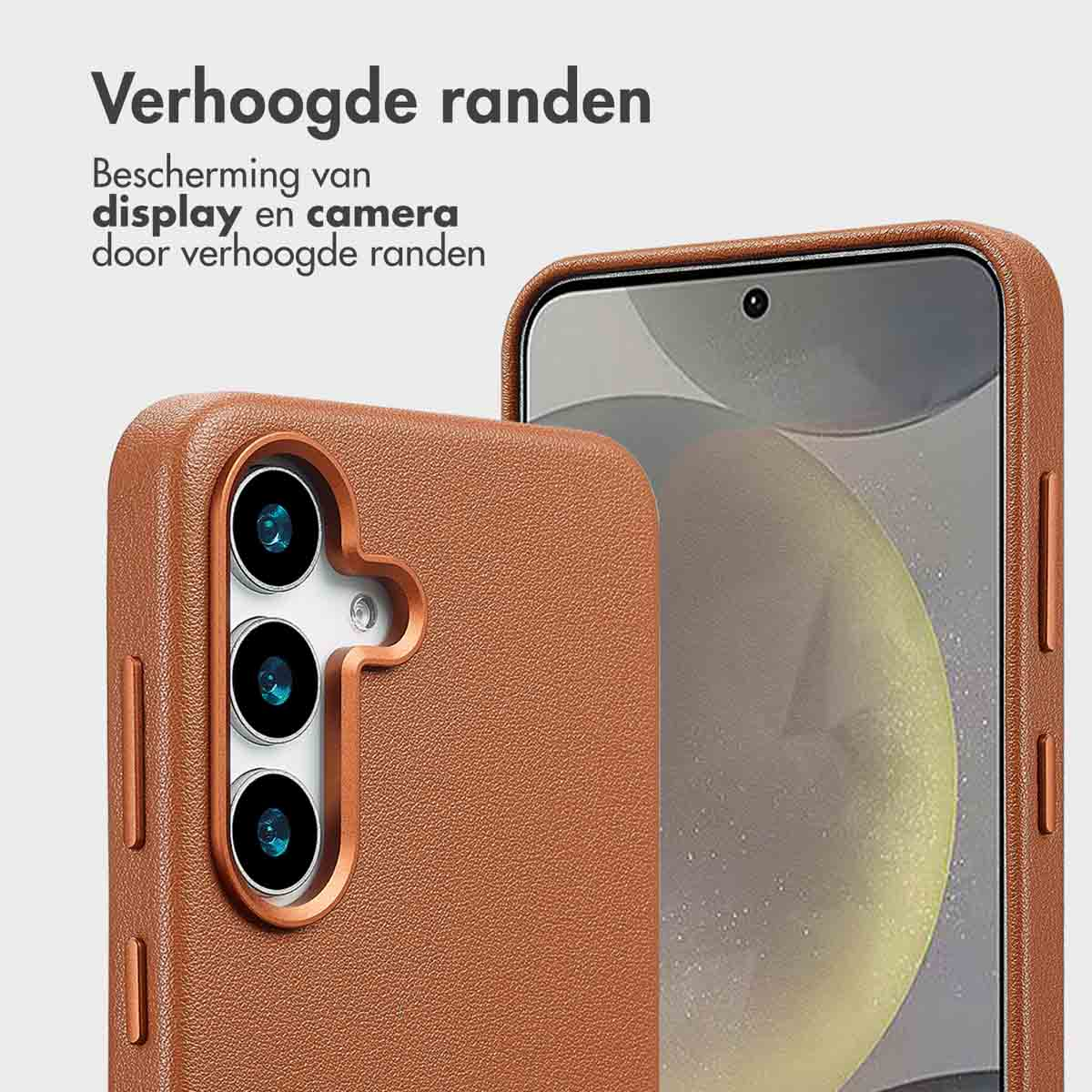 Close-up van een telefoonhoesje met een telefoon erin. Tekst over de hoes zichtbaar.