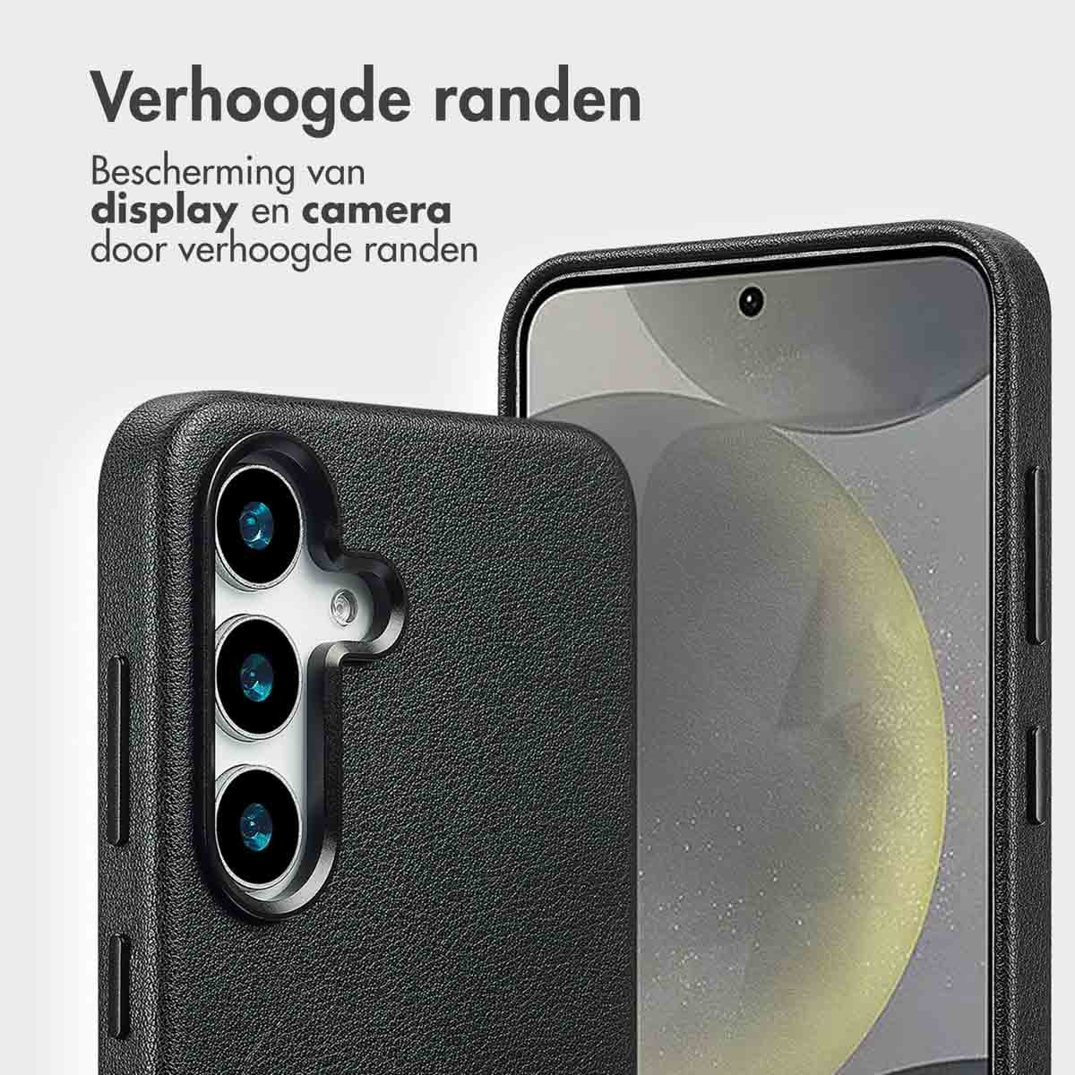 Zwarte telefoonhoes close-up, met camerabescherming. Telefoon met drie camera's.