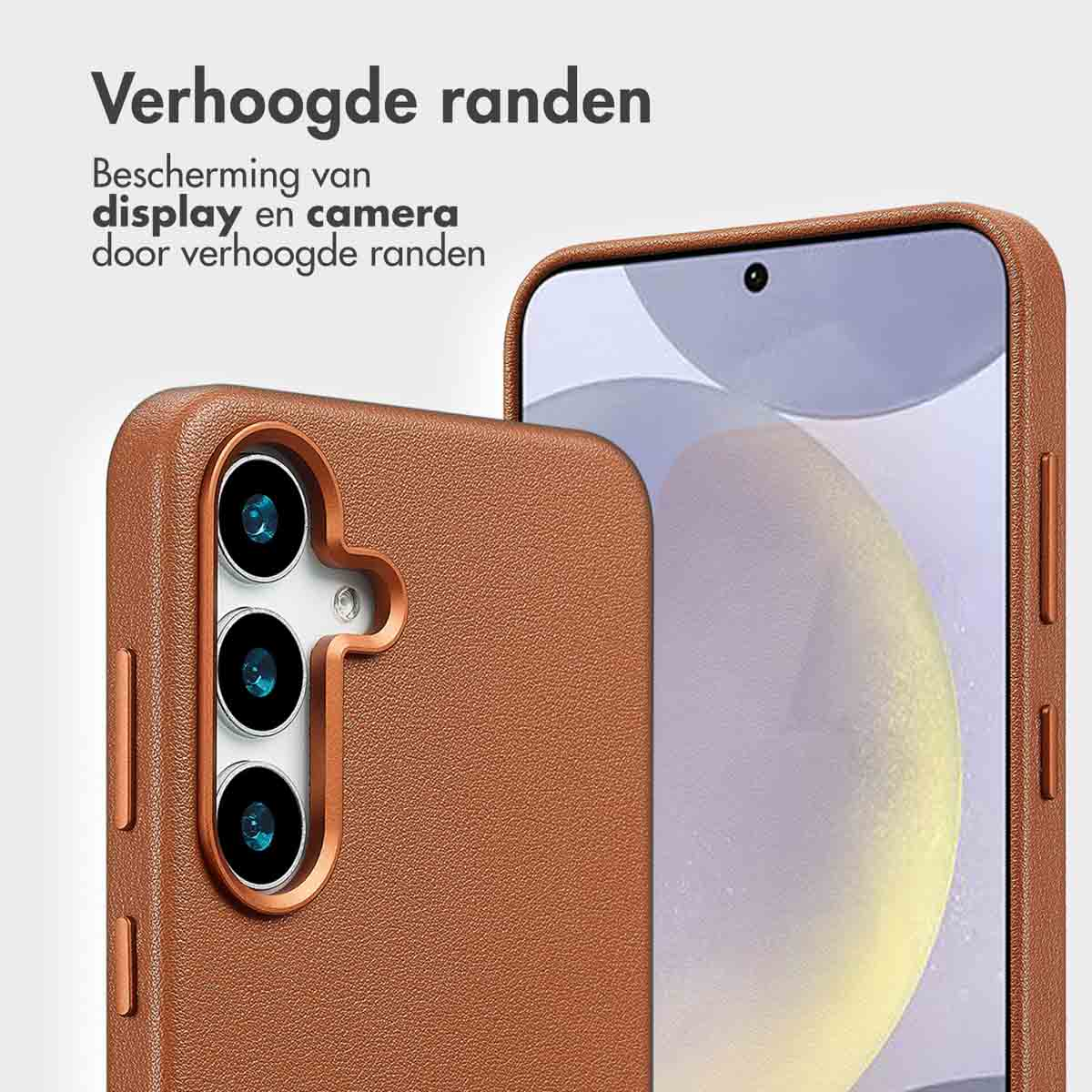 Twee bruine telefoonhoesjes met verhoogde randen. Eén heeft drie cameralenzen.