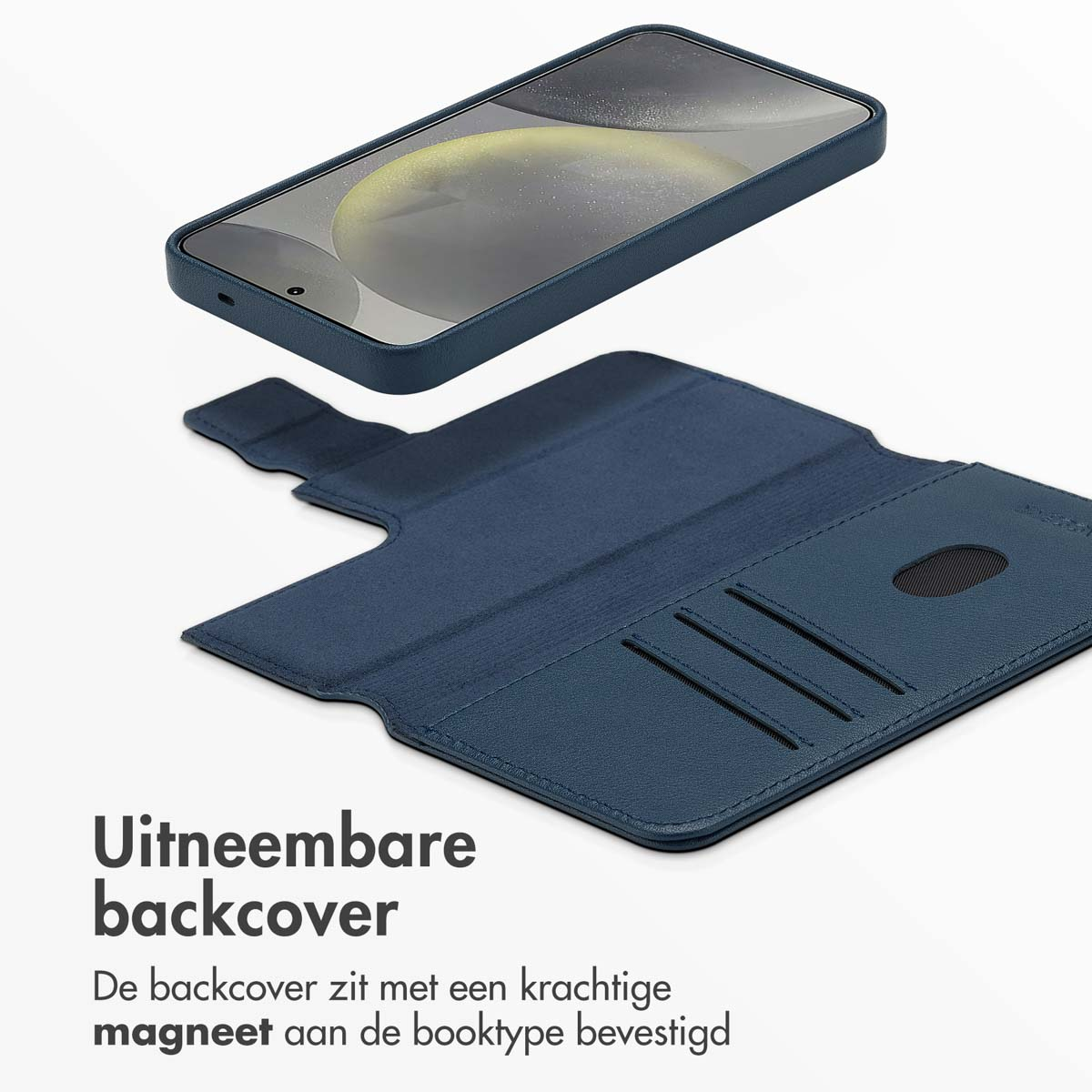 Blauwe telefoonhoes open, met een telefoon en kaarten erin. De achterkant is afneembaar.
