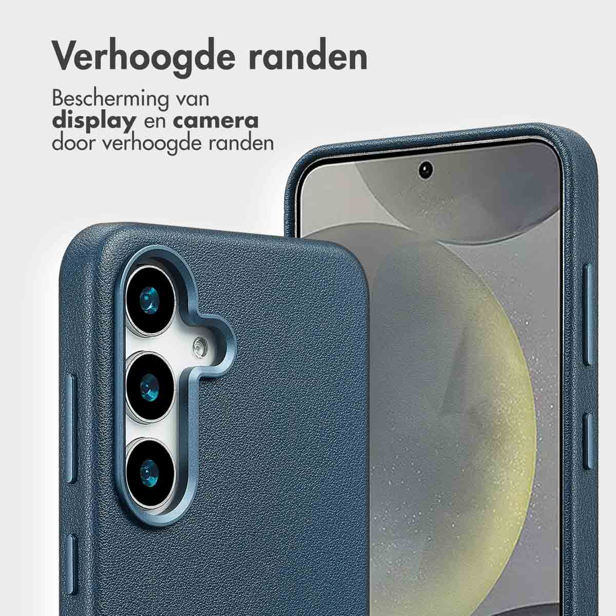 Twee blauwe telefoonhoesjes met verhoogde randen. Eén heeft drie cameralenzen.