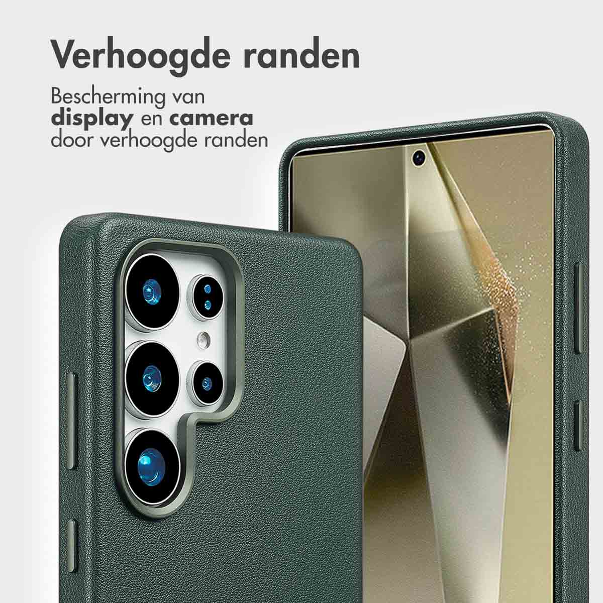 Close-up van een telefoonhoesje met een telefoon erin. Groene leren hoes met cameralenzen. Witte achtergrond.