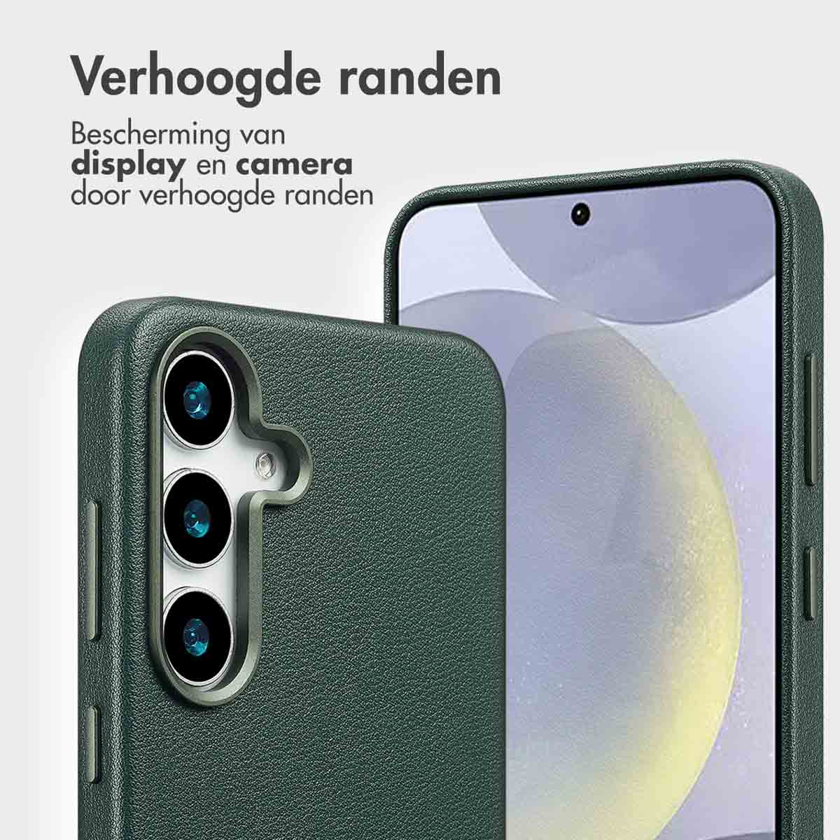 Een close-up van een groene telefoonhoes, met een telefoon erin. De hoes beschermt camera en scherm.