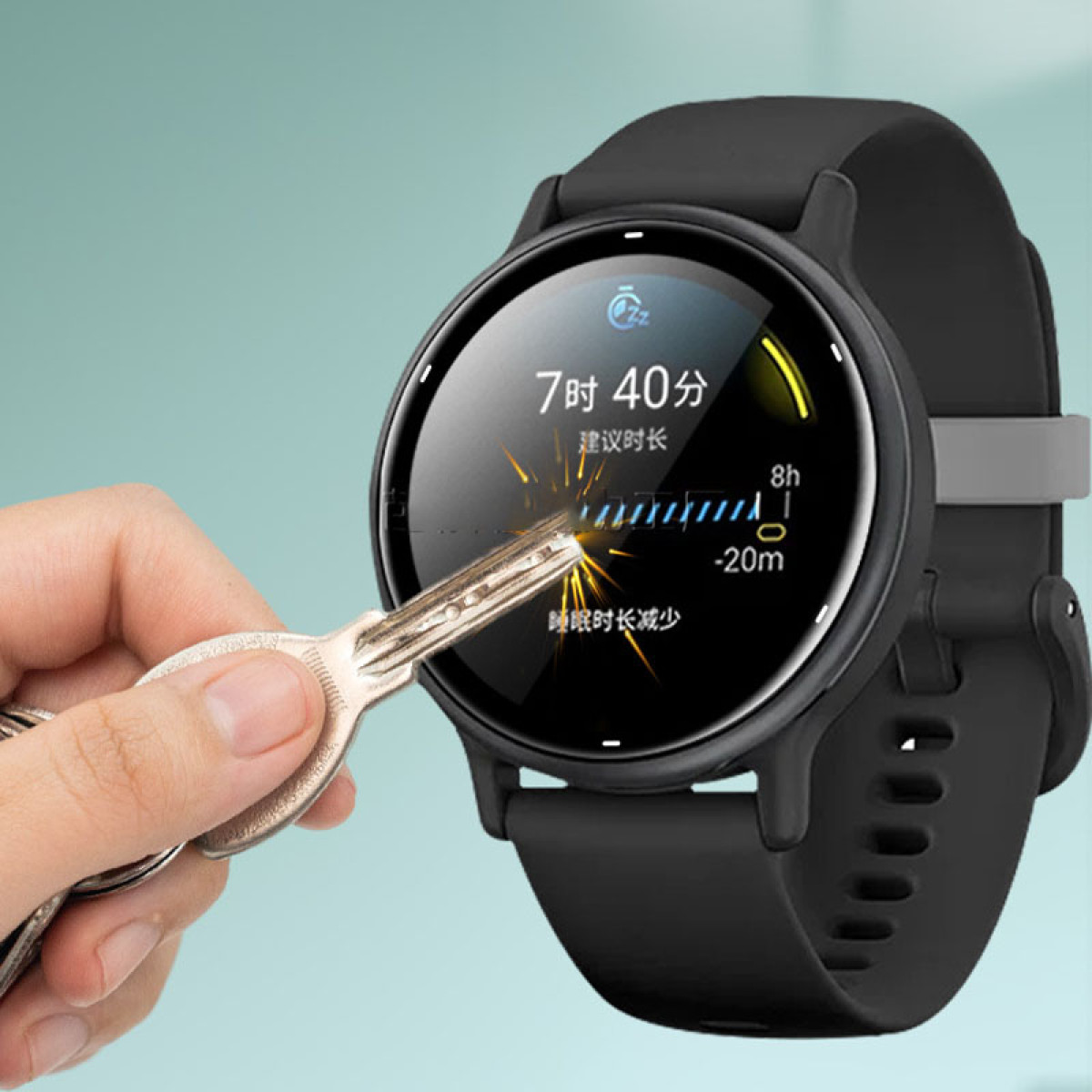 Ręka trzymająca klucz obok smartwatcha wyświetlającego czas i dane snu.