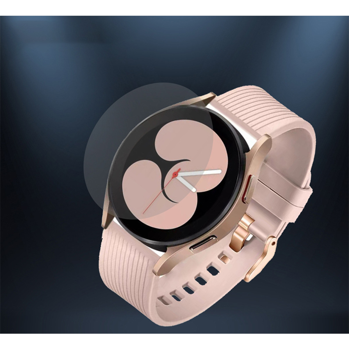 Różowy smartwatch z ochraniaczem ekranu. Złote akcenty. Ciemnoniebieskie tło.