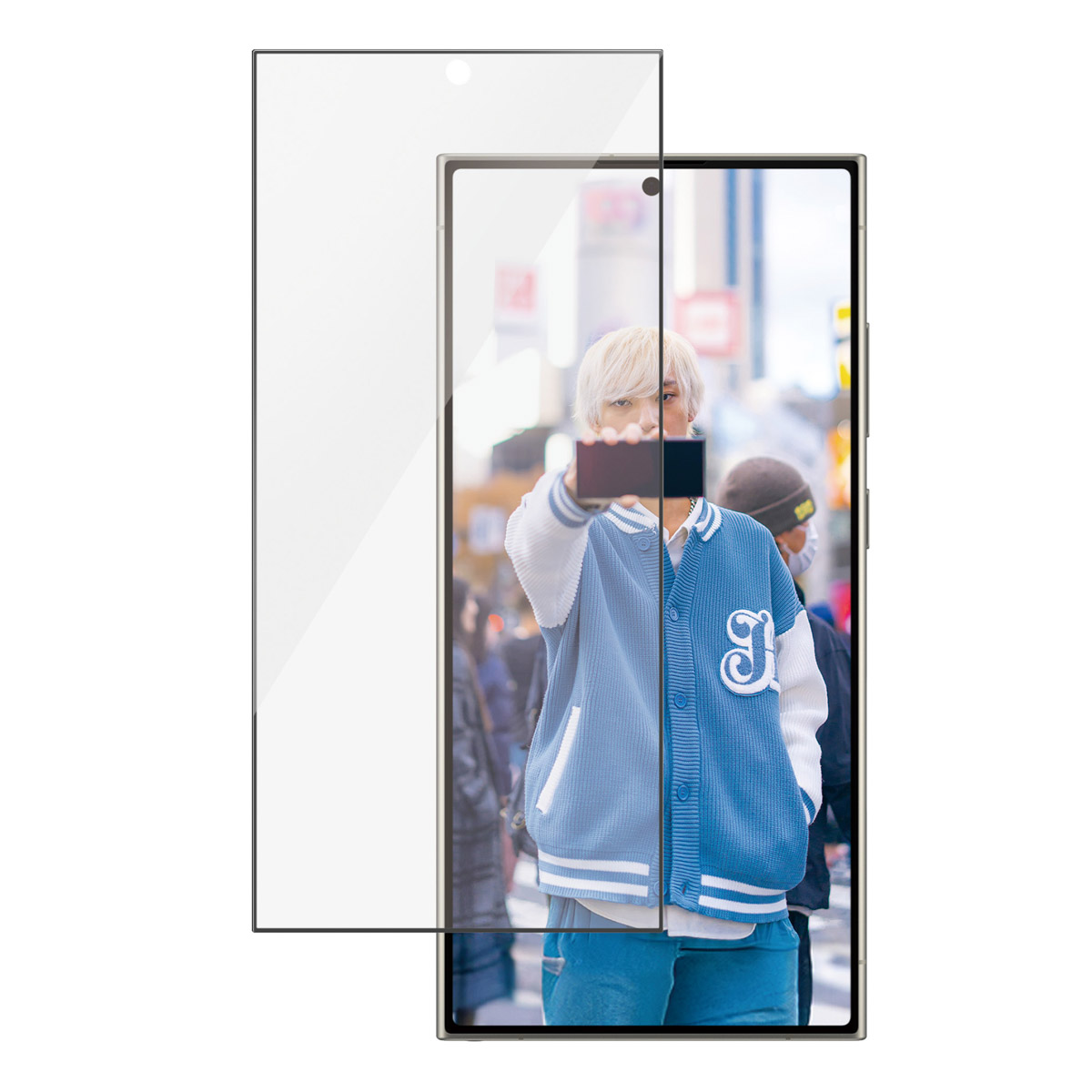 Ekran koruyucu ve bir telefon. Bir kişi telefonla fotoğraf çekiyor.