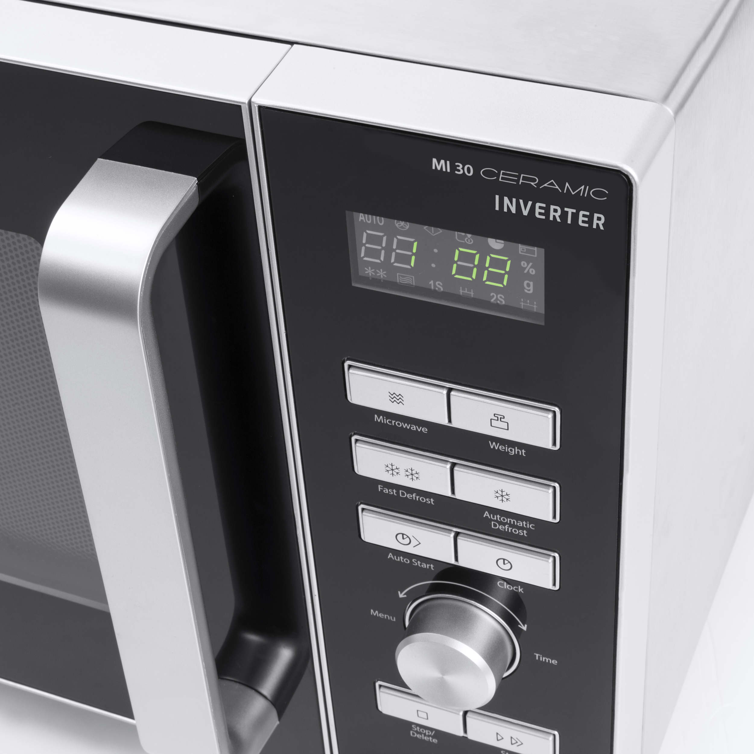 Moderne Mikrowelle mit digitaler Anzeige, silbernem Griff und verschiedenen Funktionstasten auf weißem Hintergrund.