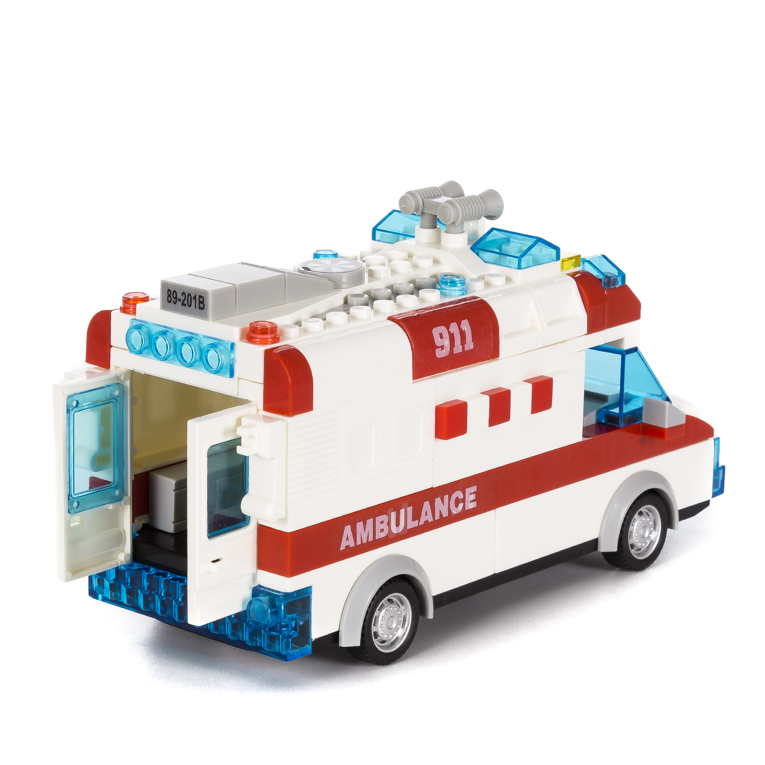 Modello di ambulanza giocattolo con porte aperte, finestre e schema di colori rosso e bianco.