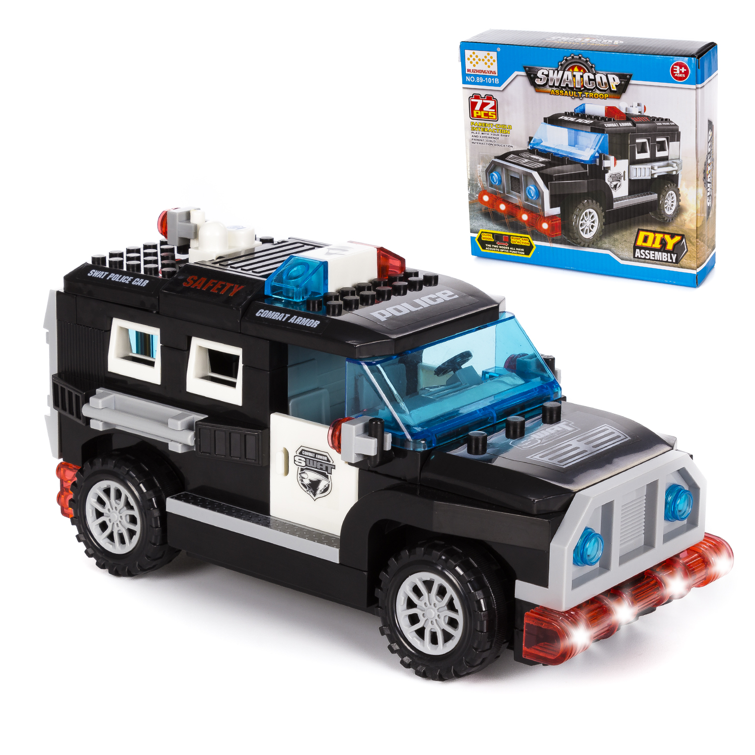 Auto della polizia giocattolo con design bianco e nero e marchi di polizia, scatola dietro.