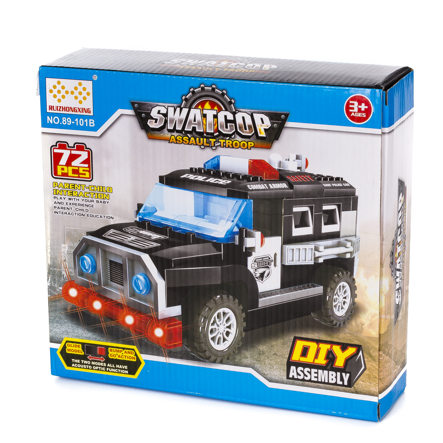 Una scatola di giocattoli per veicoli SWAT. Ha un camion SWAT nero e uno sfondo di cielo blu.