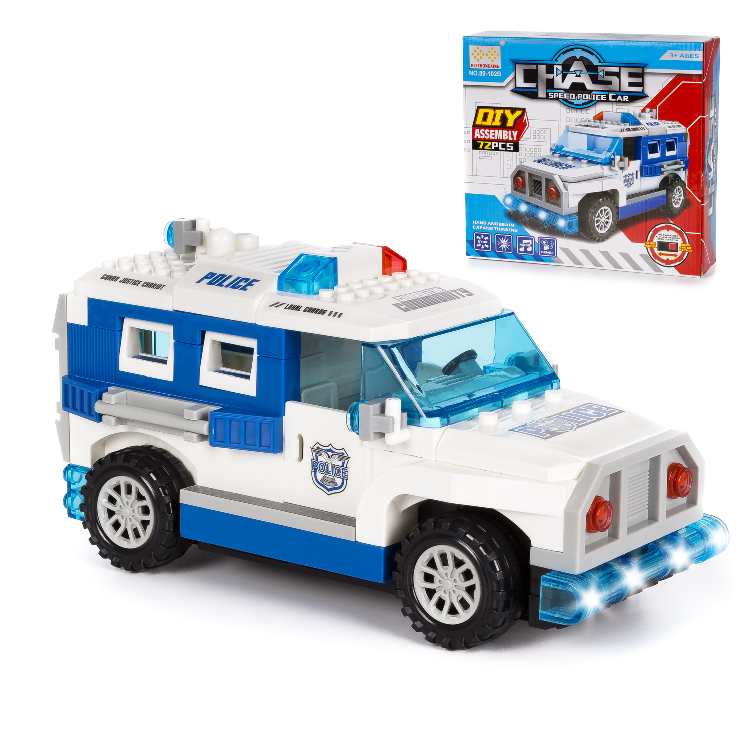 Macchina della polizia giocattolo fatta di blocchi, colori bianco e blu. Scatola sullo sfondo.