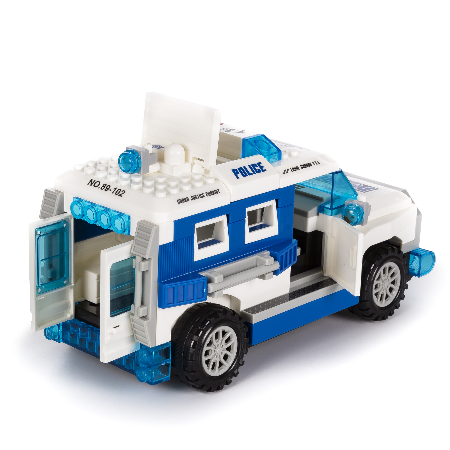 Furgone della polizia giocattolo bianco e blu con porte aperte. Sfondo bianco.