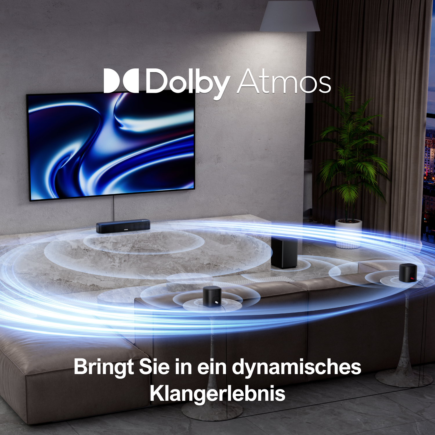 Ein großer Fernseher, Dolby Atmos Logo und Lautsprecher auf einem grauen Sofa, mit Stadtblick.