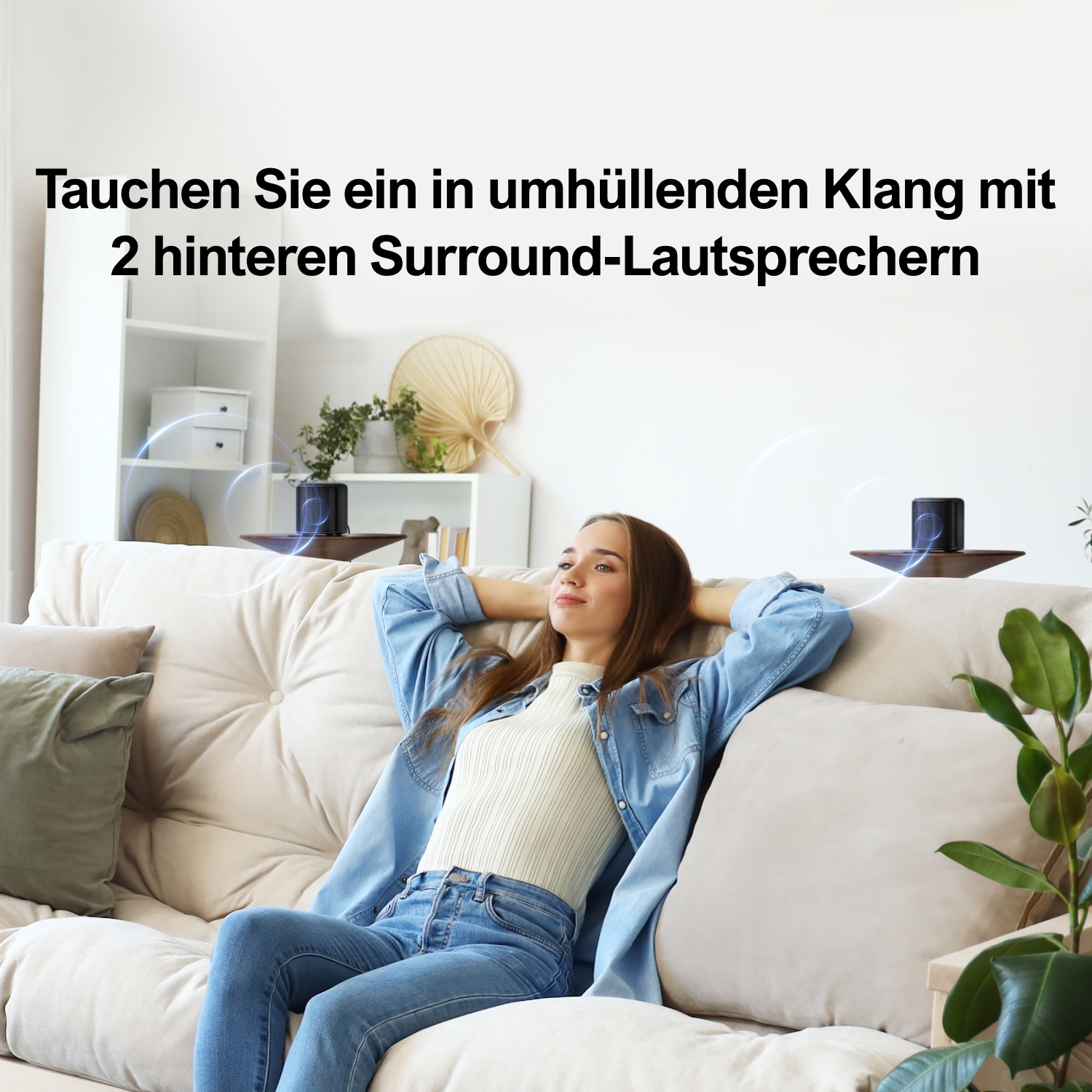 Frau entspannt sich auf einem Sofa mit Lautsprechern und Text im Hintergrund.
