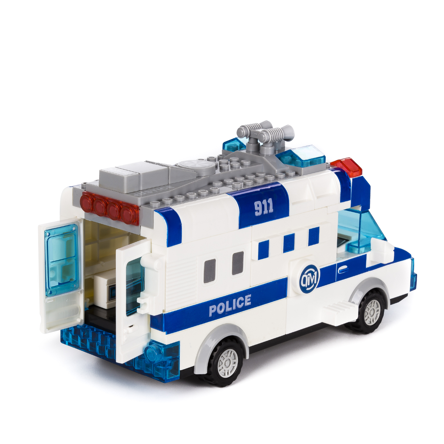 Un furgone della polizia giocattolo bianco e blu con le porte posteriori aperte. Sfondo bianco.