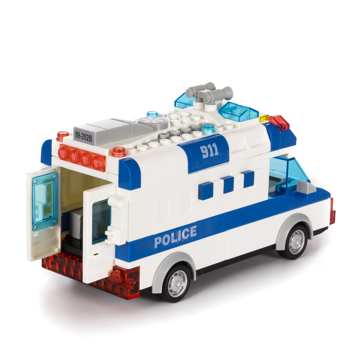 Macchina della polizia giocattolo, bianca e blu, con porta aperta e luci, su una superficie bianca.