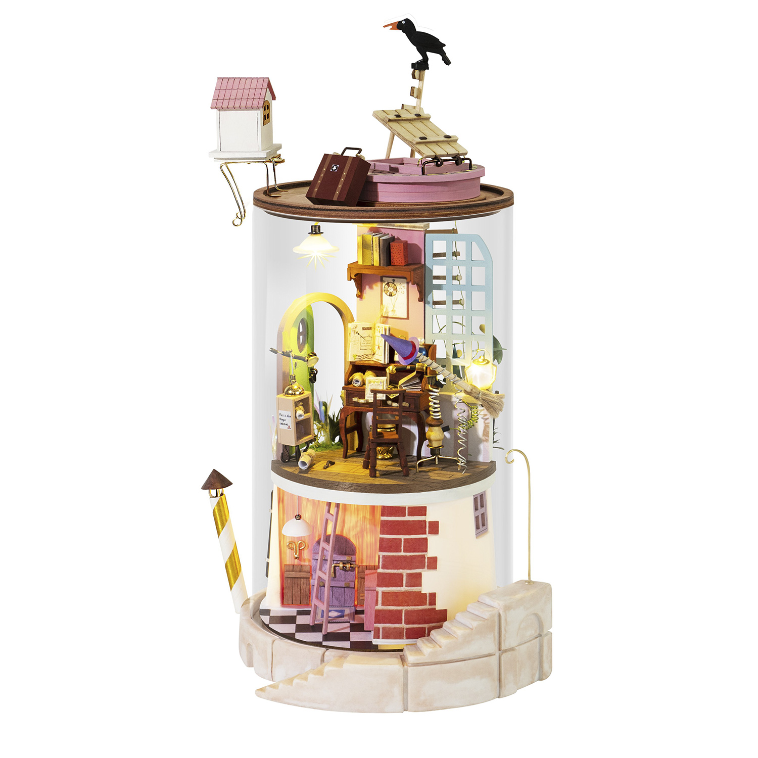 Un modello di casa in miniatura in un cilindro di vetro. Ha più livelli con stanze e mobili.