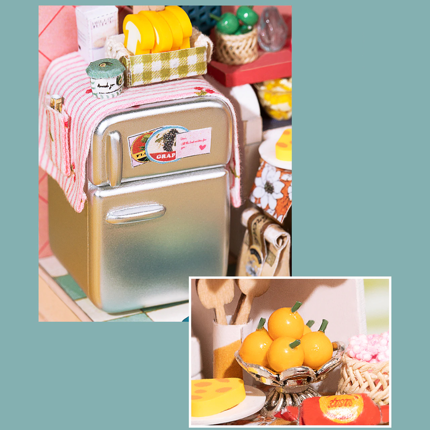 Scena cucina in miniatura con frigorifero, cibo e decorazioni.