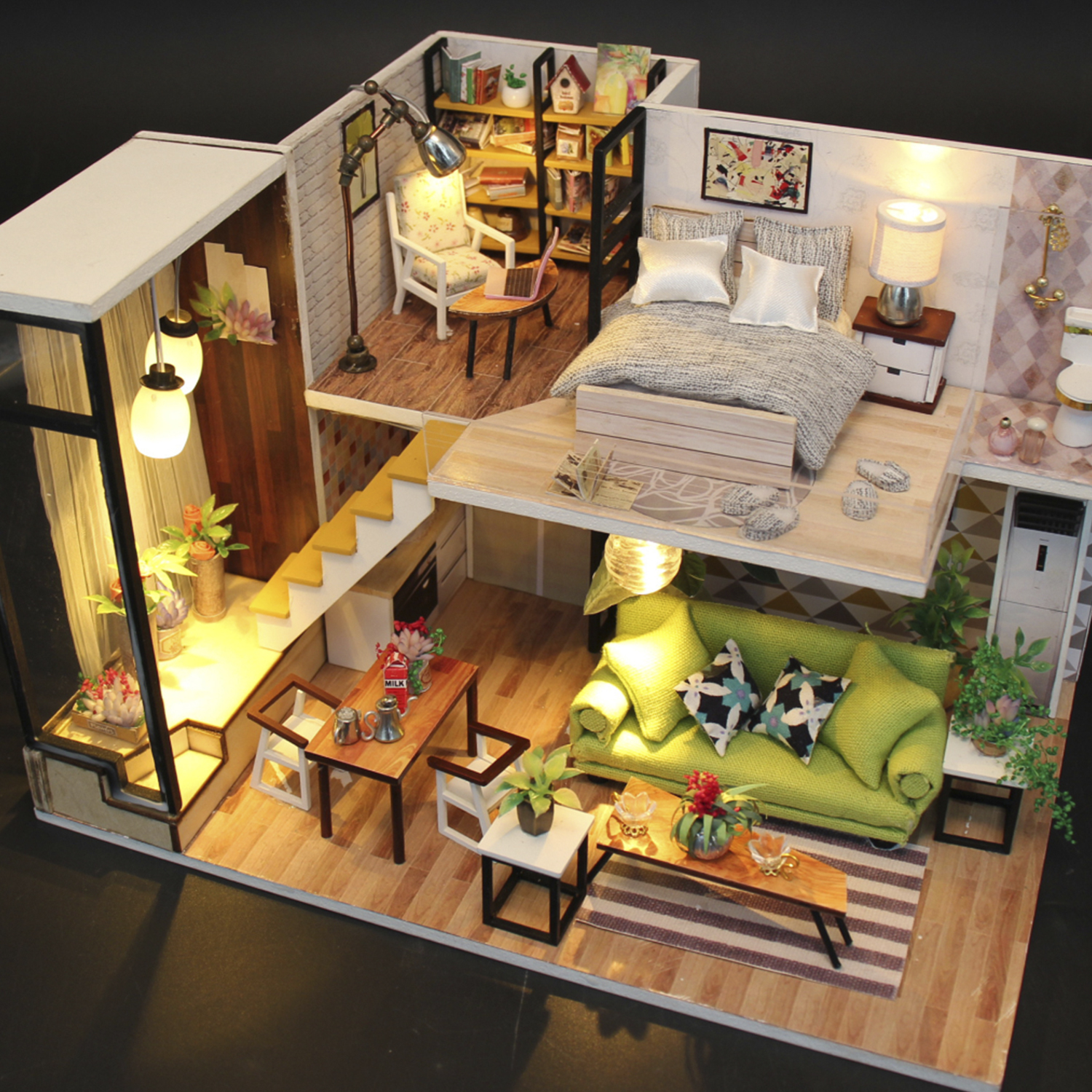 Casa delle bambole in miniatura con soggiorno, camera da letto e cucina. Arredata con mobili, luci e decorazioni minuscole.