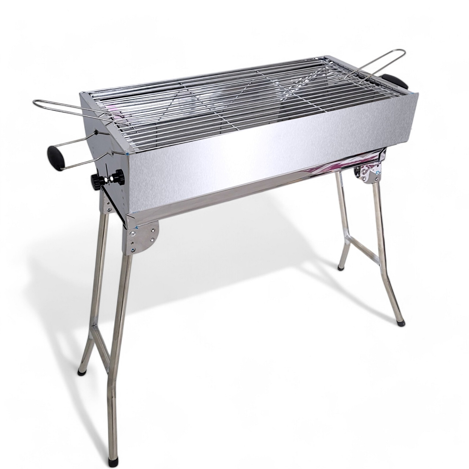 Silberner Grill. Metallkonstruktion. Beine sind faltbar. Weißer Hintergrund.