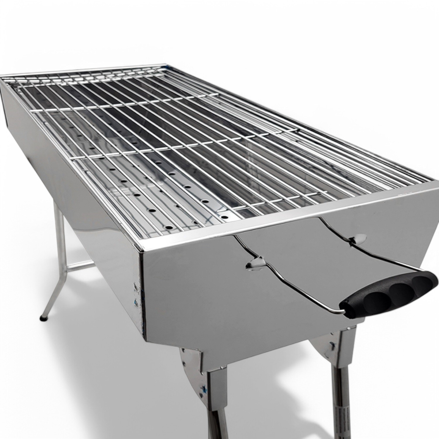 Glänzender Edelstahlgrill mit schwarzem Griff, auf weißem Hintergrund.