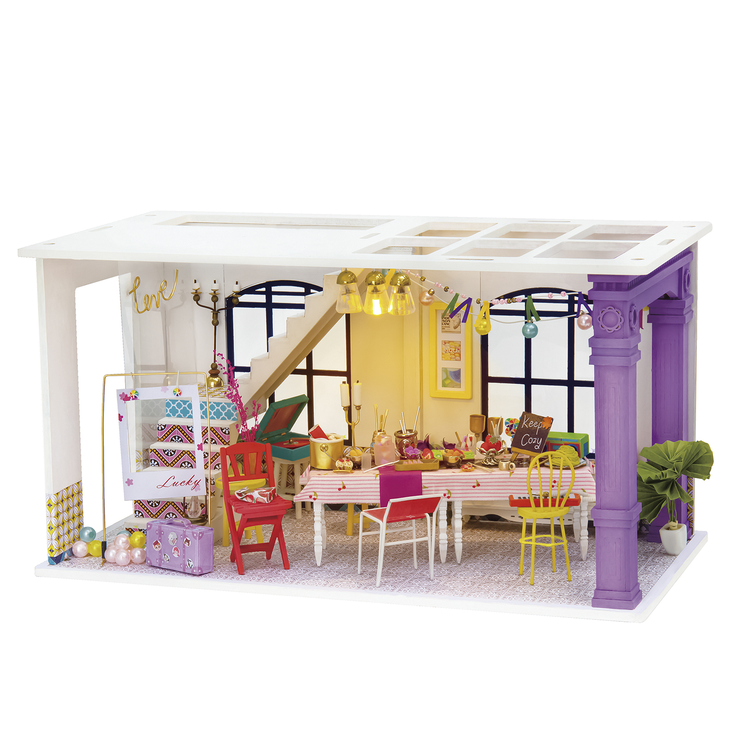Casa delle bambole in miniatura con scena della sala da pranzo. Tavolo apparecchiato per una festa, con mobili.