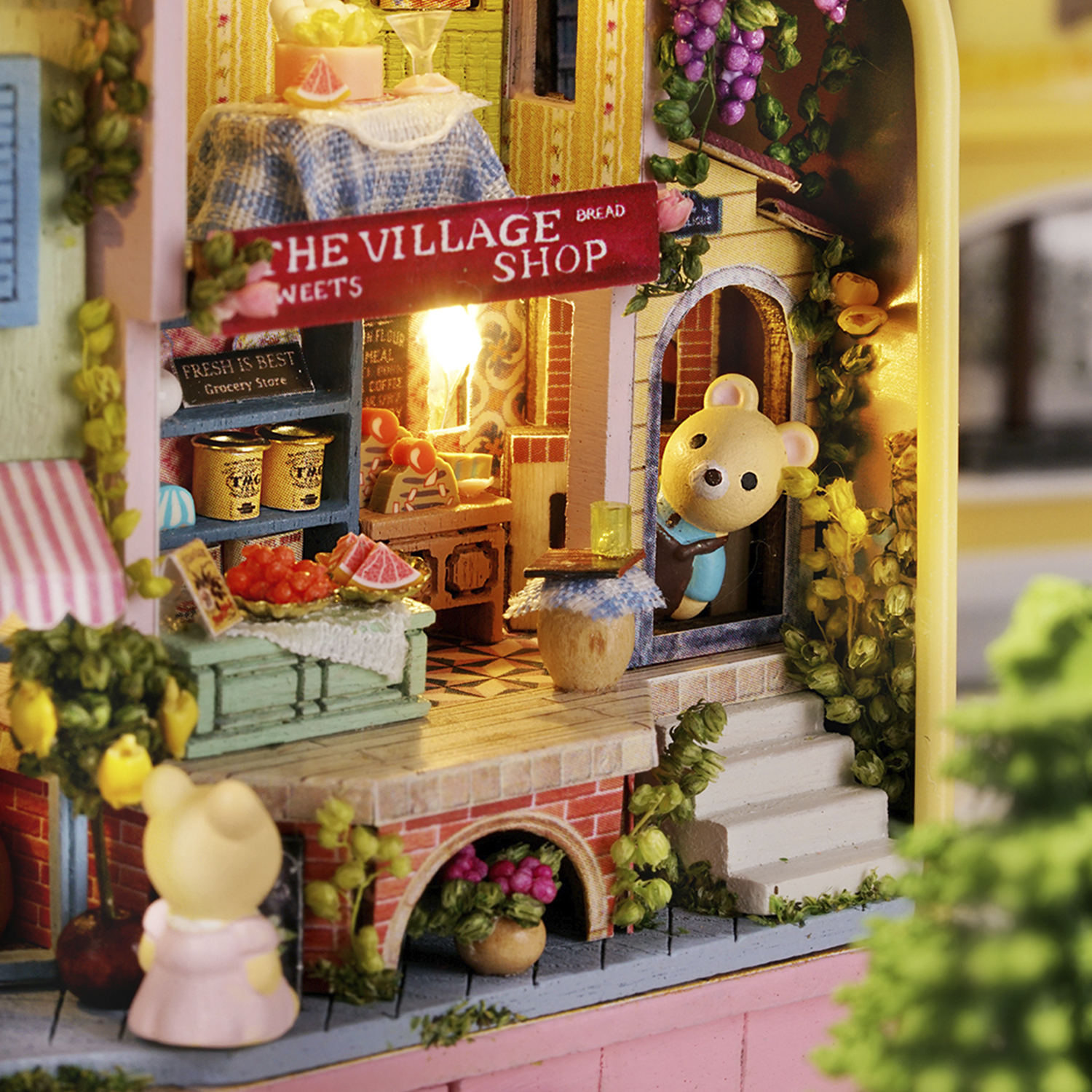 Un diorama di un negozio di villaggio in miniatura con figurine.