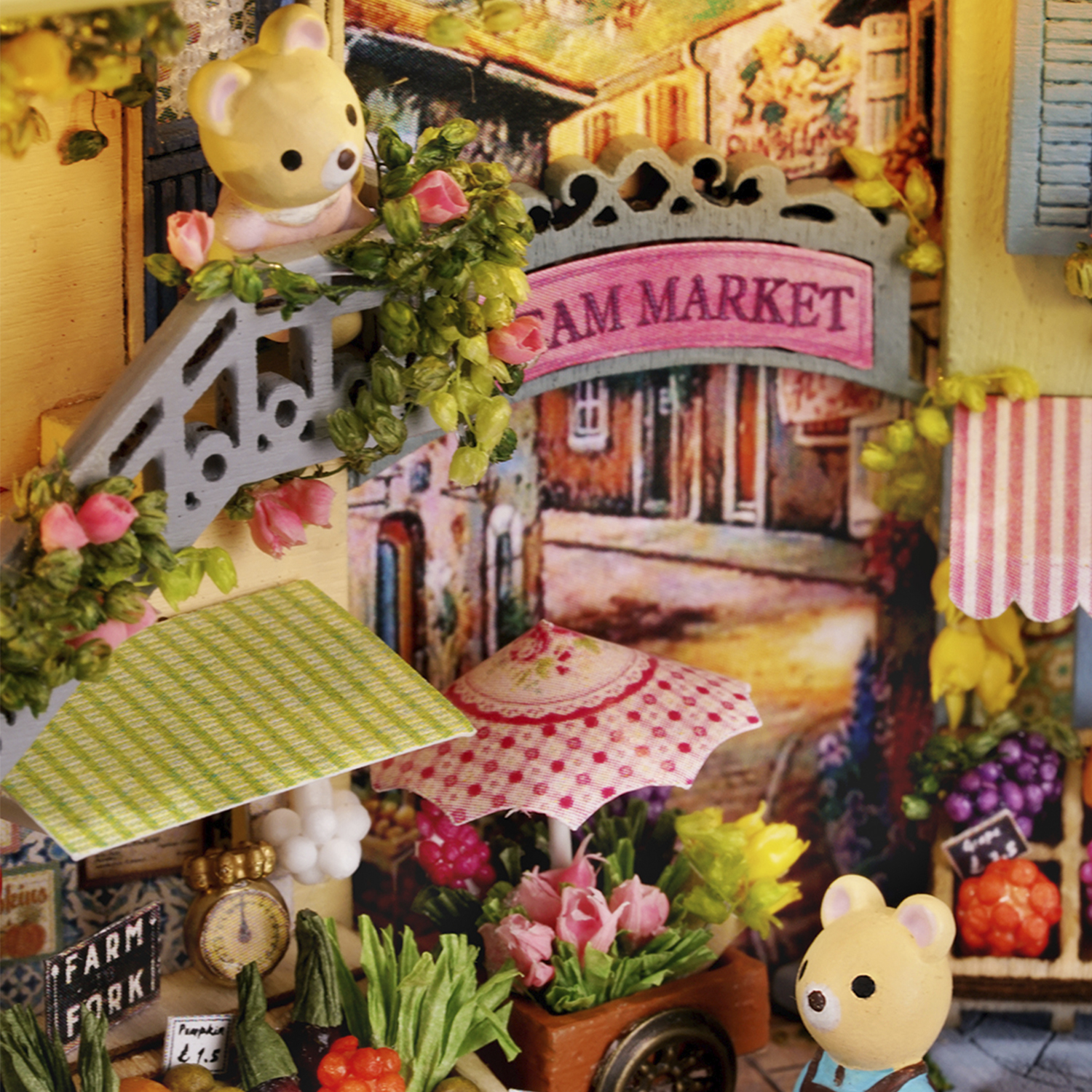 Una scena di mercato in miniatura con orsetti, fiori e insegne. Lo sfondo è un negozio colorato.