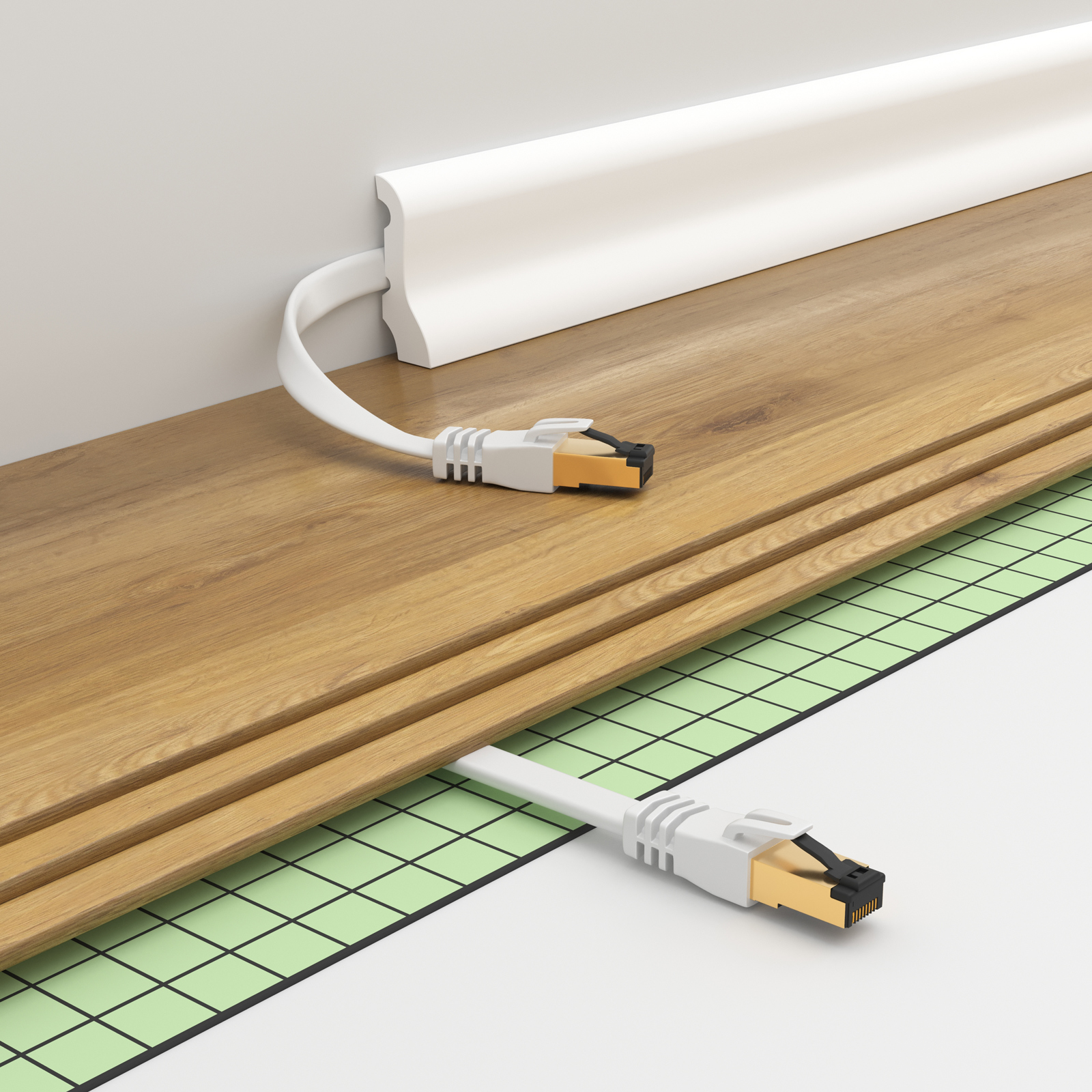 Ein weißes und goldenes Ethernet-Kabel, das entlang einer Wand-Sockelleiste und unter einem Boden verläuft.