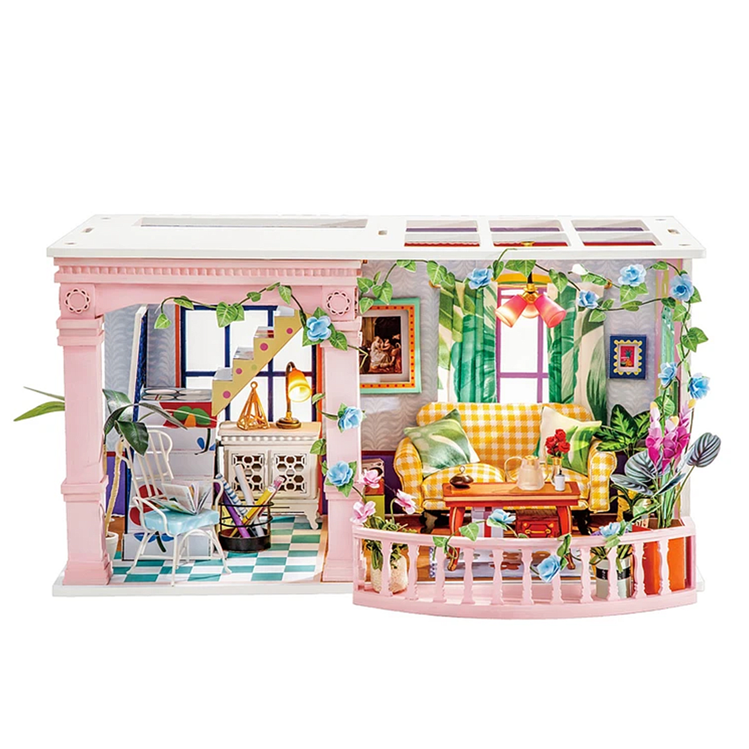 Interno di casa delle bambole in miniatura con soggiorno e balcone. Arredamento e decorazioni floreali.