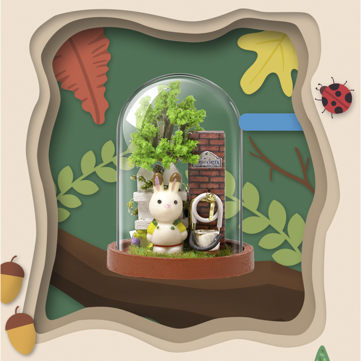 Una scena in miniatura in una cupola di vetro, con un coniglio, un albero e un piccolo giardino.
