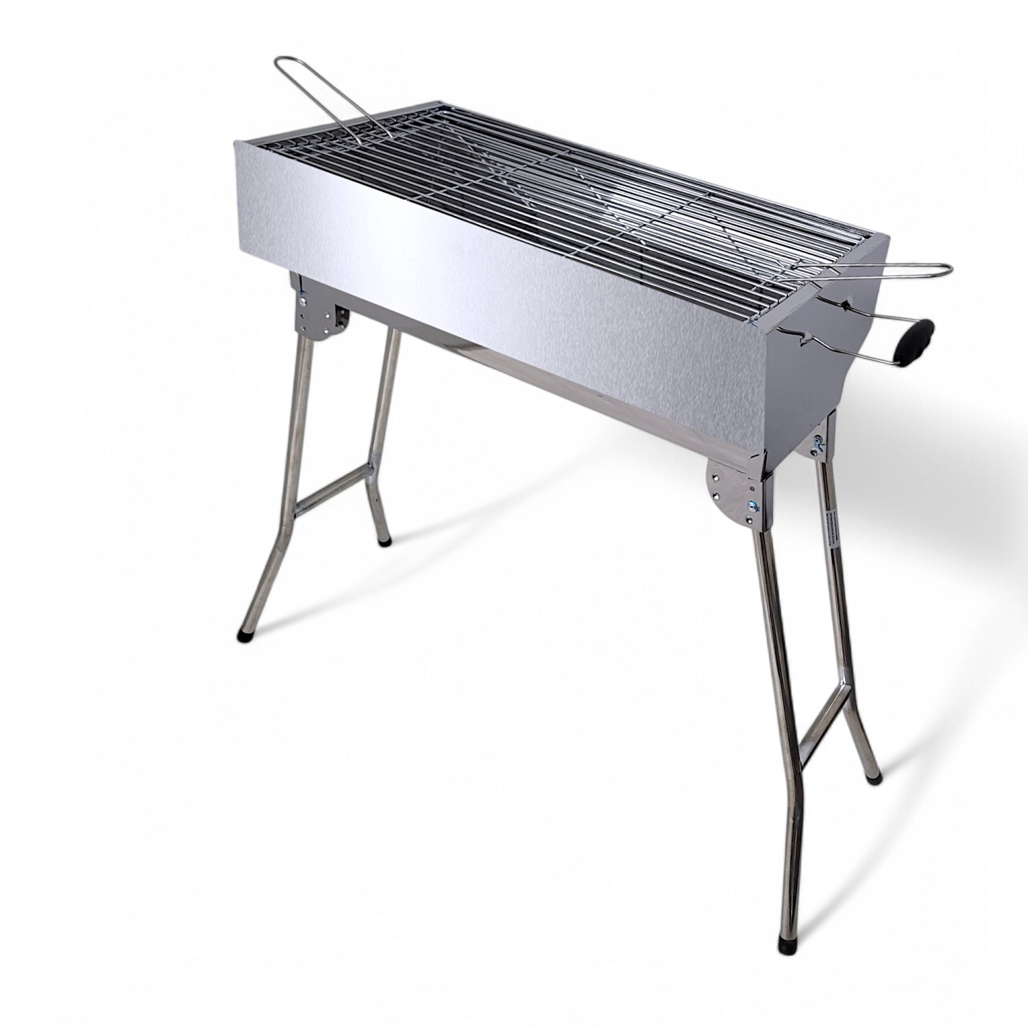 Ein silberner Grill mit Klappbeinen, vor weißem Hintergrund.
