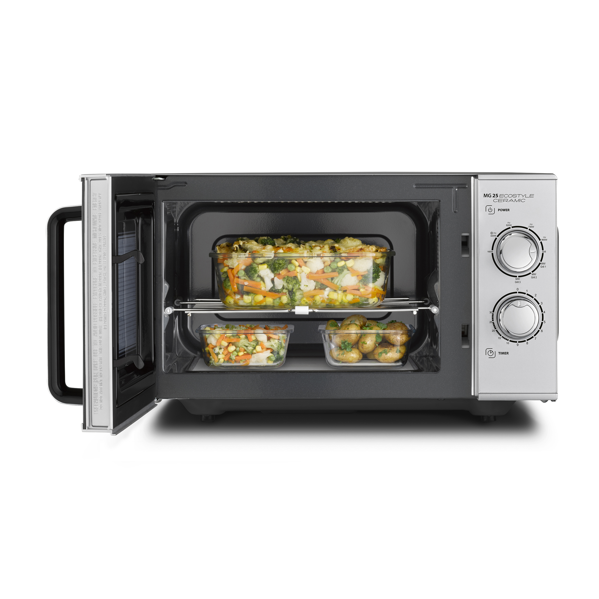 Forno a microonde con piatti di vetro con cibo cotto all'interno, porta aperta.