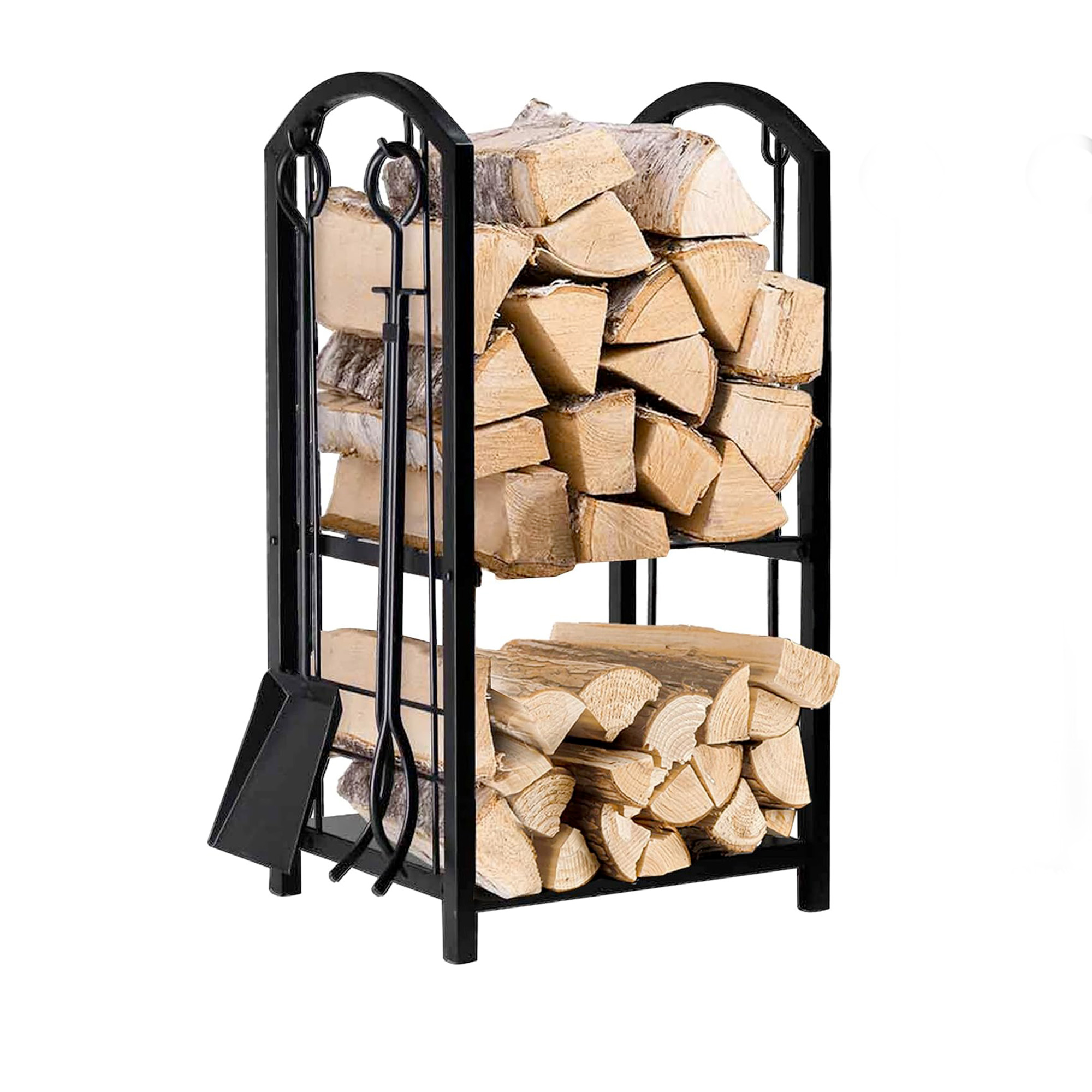 Schwarzes Metall-Brennholzregal gefüllt mit gespaltenen Holzscheiten. Schwarzes Metallregal auf weißem Hintergrund.