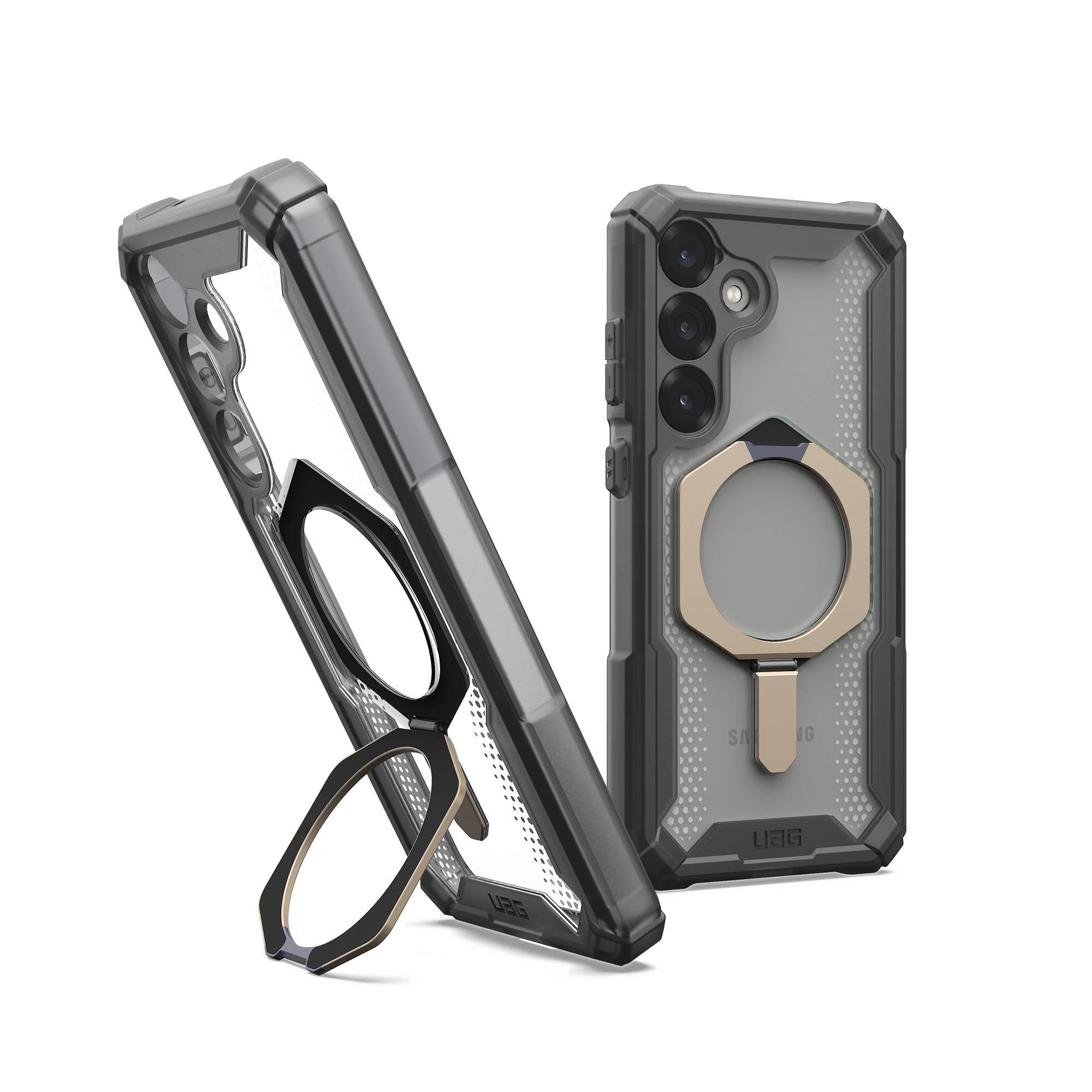 Una custodia per telefono con cavalletto, angolata verso sinistra. Un telefono è all'interno, con la fotocamera visibile.