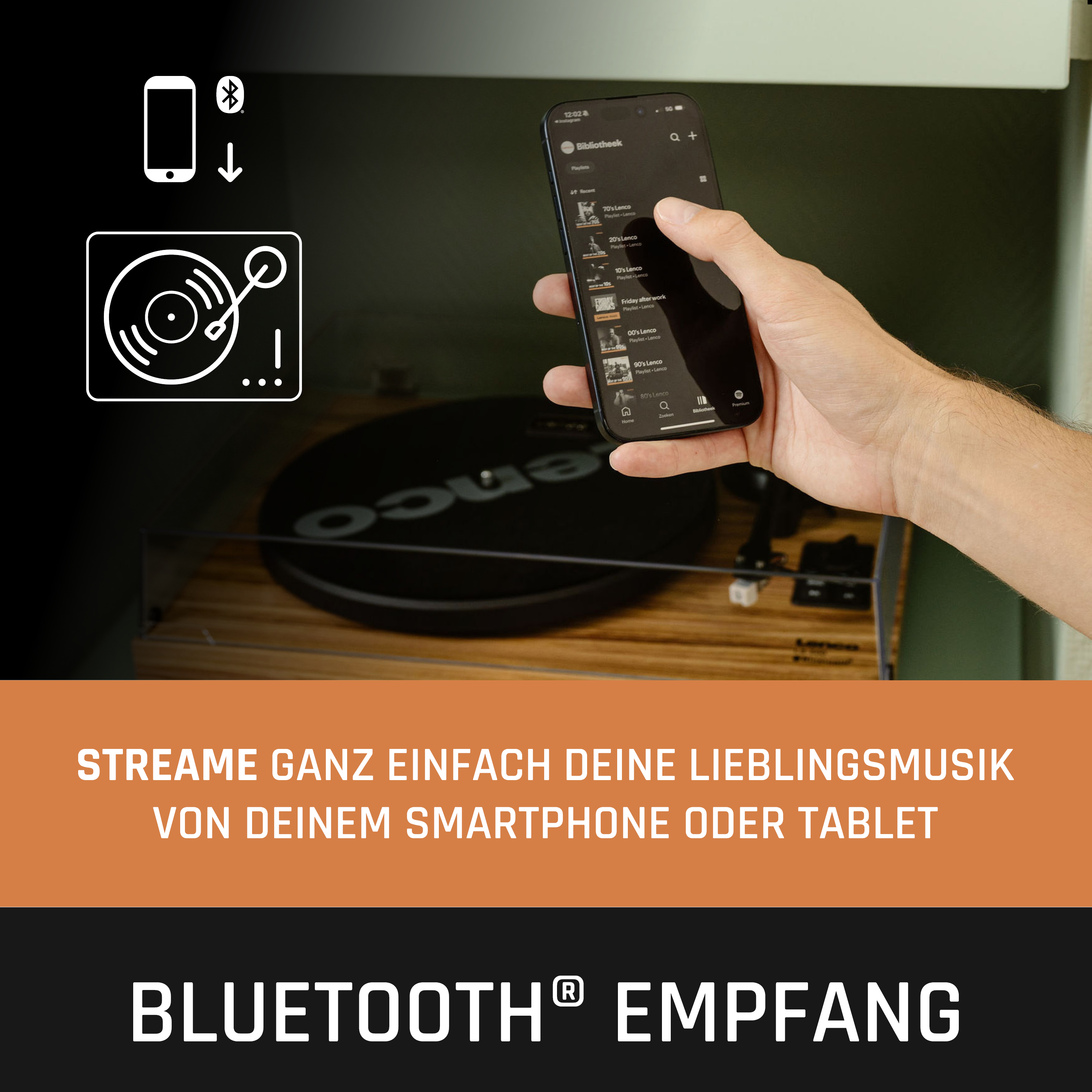 Eine Person hält ein Telefon in der Nähe eines Plattenspielers, um Musik über Bluetooth zu streamen.