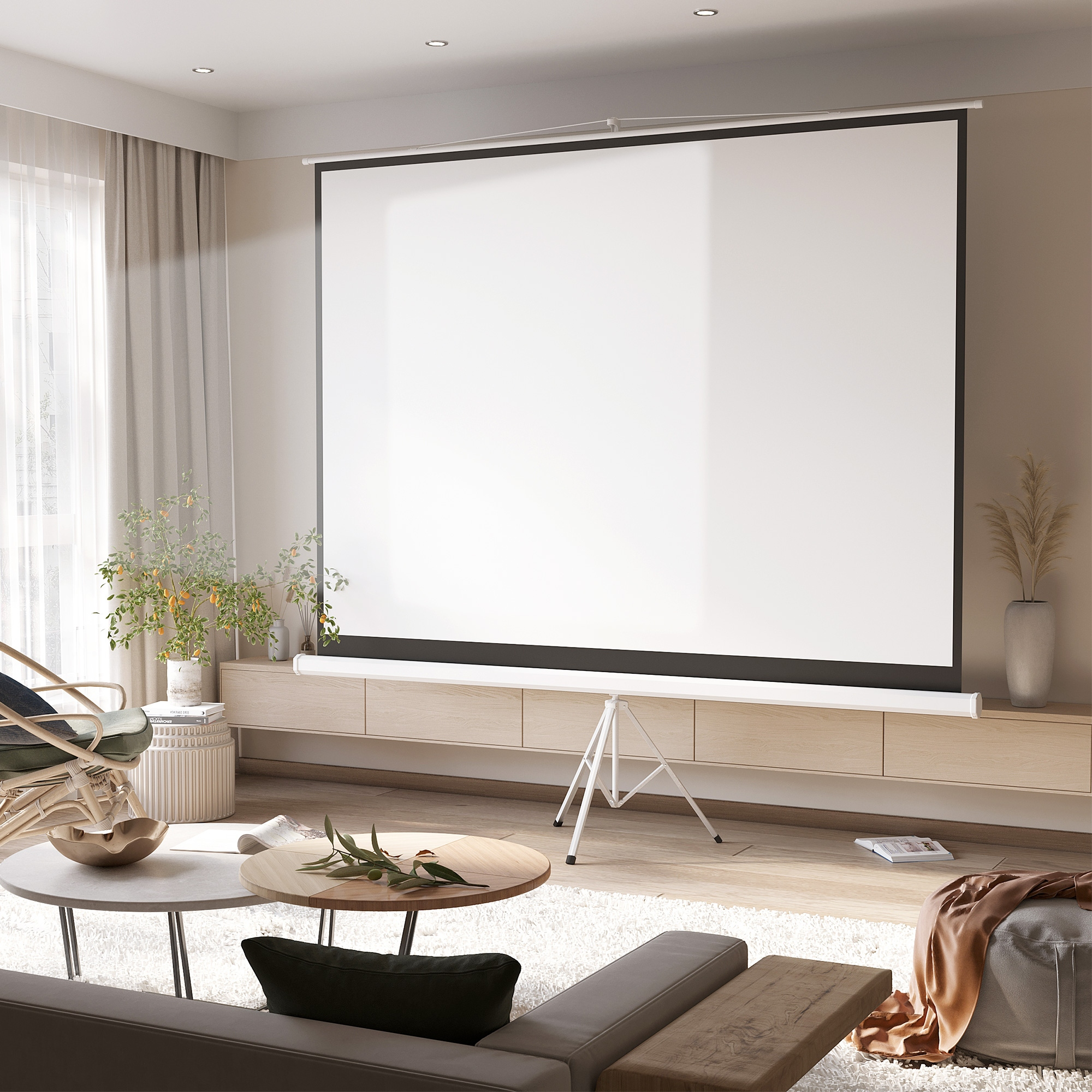 Una sala de estar con una pantalla de proyector, sofá, mesas de café y plantas cerca de una ventana.